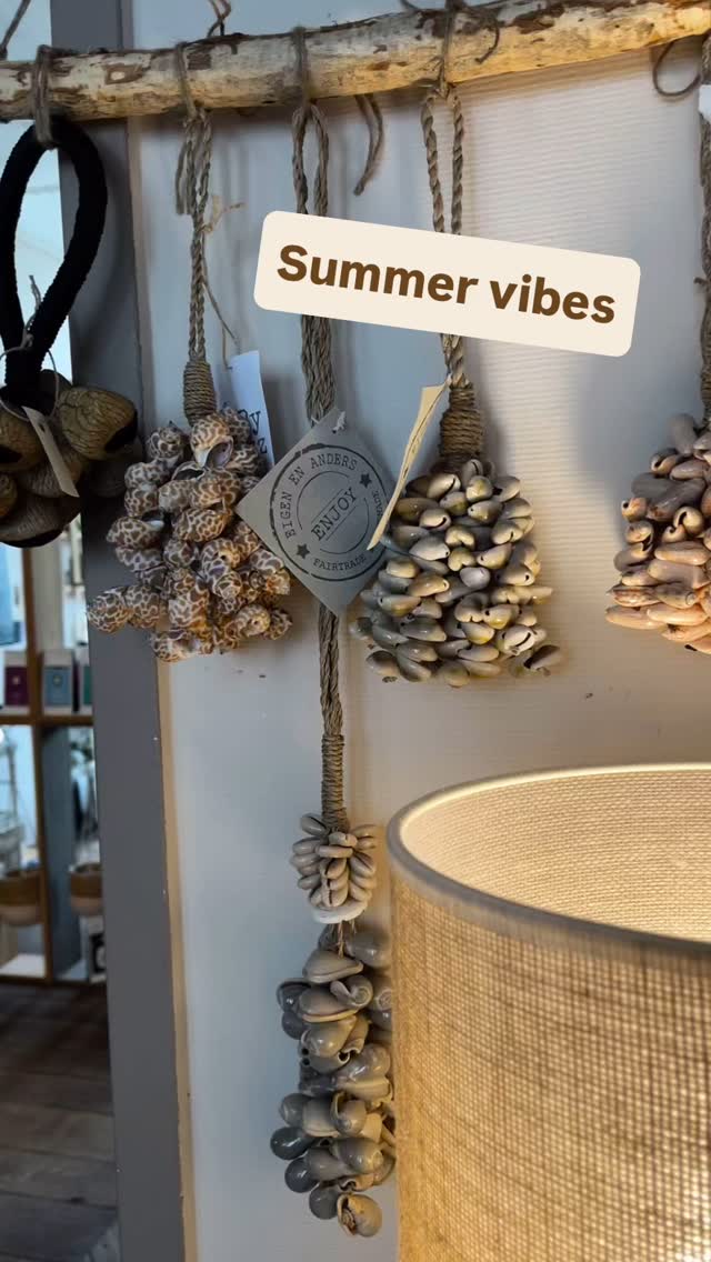 🔥 Dit weekend tikt de 30 graden aan… en ik ben helemaal in summer mode! ☀️
Met schelpen slingers aan de muur, geurkaarsen die ruiken naar vakantie en een briesje door het raam voelt het hier als een strandhuis aan zee 🐚✨
En ja — I got that good stuff that you want 🎶😉
Summer vibes all the way 🌊🌴
🐚 Zin in strandgevoel zonder zand tussen je tenen? Je bent van harte welkom om even te komen snuisteren!
#zomervibes #30graden #strandgevoelthuis #schelpenslinger #geurkaarsen #handgemaakt #interieurinspiratie #summervibes
