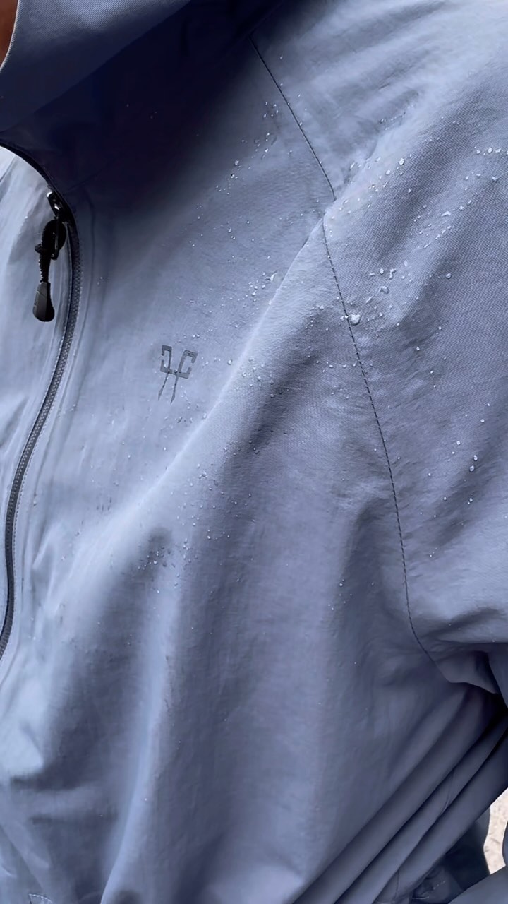 🔍ZOOM PRODUIT🔍
Il pleut, il mouille c’est la fête à grenouille 🌧️
Pas de problème, on vous présente notre indispensable pour ce temps.
La veste RAINTECH by HORSE PILOT au prix de 150€.
Elle vous protègera de la pluie et du vent.
Légère et imperméable, toutes les coutures sont thermo-collées. Disponible en MESA PINK et VINTAGE INDIGO.
Ouverture à double zip.
Avez vous trouvé votre imperméable pour la saison ?
Disponible en magasins et sur notre site art-équestre.com✨
@horsepilot