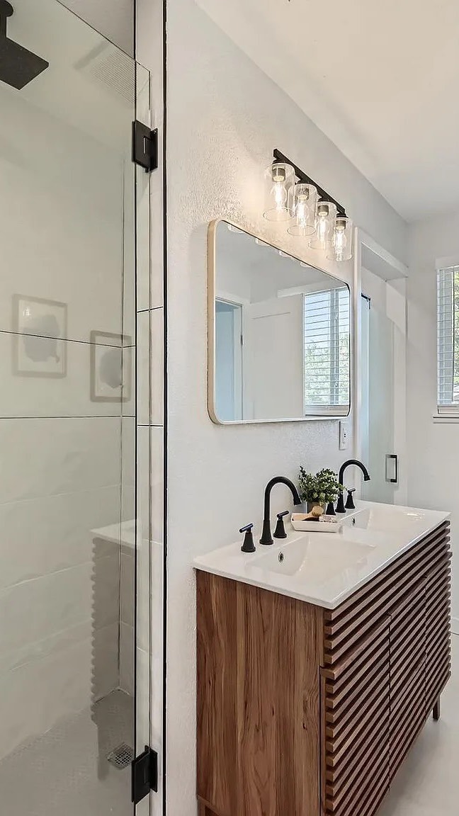 The Louisville Flip Project / Bathroom Edition 💫
•
Love it? yay or nay?
#interiordesign #mldesigninteriors #interiordesignstudio #bathroom #interiorarchitecture #homedesigninspo #flipproject #denverdesign