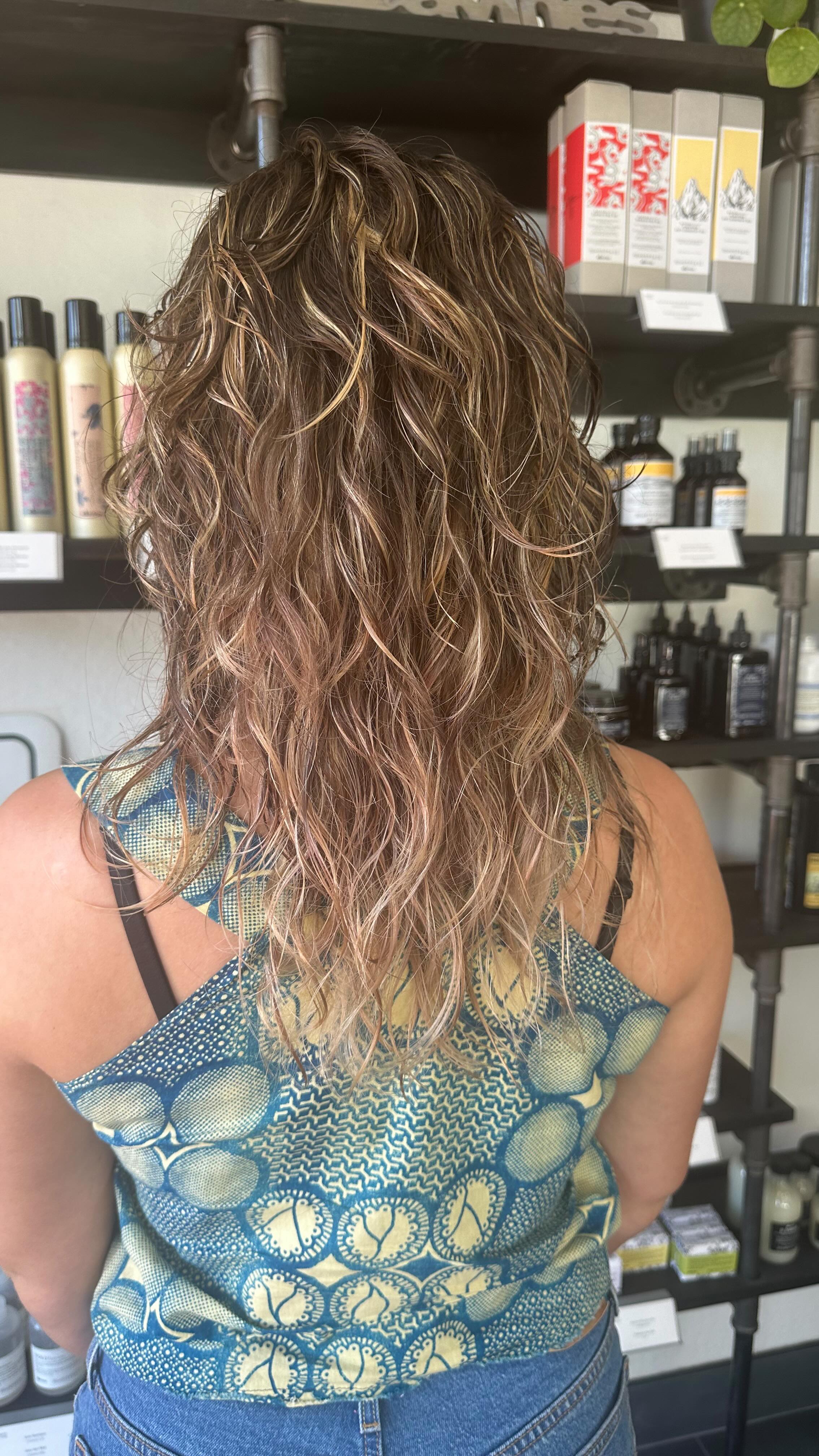 Sun - Kissed #highlights and lovely waves make for the perfect summer combination 😎☀️