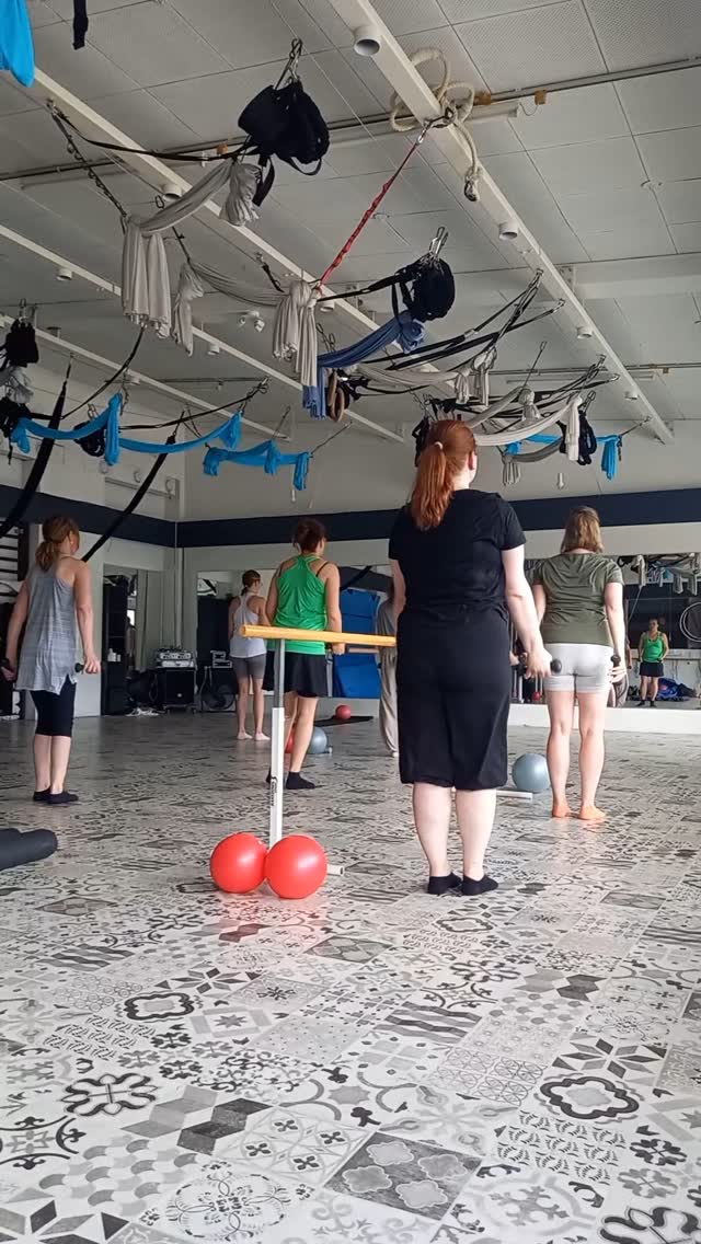 Barrea, barrea! 💛 Barressa treenataan musiikin tahtiin, mikä on sekä hauskaa että tuo hieman lisähaasteetta, kun pyritään pysymään musiikin rytmissä. Ja kuten videolla Katarina lopuksi huikkaa, liikesarjat haastavat sopivasti myös koordinaatiota!
Koordinaation tai rytmitajun mestari ei kuitenkaan barre-tunnilla tarvitse olla, vaan myös kahdella vasemmalla jalalla pärjää mainiosti. Tärkeintä on pitää hauskaa, ja barressa myös kehityt nopeasti!
Tässäpä kaksi syytä lisää ilmoittautua Barre-kurssillemme:
🔥 Barre tuottaa kokonaisvaltaista hyvinvointia niin työhön kuin vapaa-aikaan.
🔥 Barre sopii ihan kaikille! Kehoa ei viedä ääriasentoihin eikä "kuriteta" vaan pyritään toimintakykyiseen ja tasapainoiseen kehiin ja fiilikseen.
Barren lyhytkurssi
🗓 perjantaisin 13.9.–11.10.2024 klo 18.30–19.30 (5 krt.)
💰 Koko kurssi 75 € (jäsenhinta 65 €), yksittäistunnit 15 € (jäsenet 13)
➡️ Lisätiedot ja ilmoittautuminen: www.tehdastanssii.fi/barre
❗️Ennakkoilmoittautuminen on auki ma 9.9. asti. Jos kurssilla on tämän jälkeen vielä tilaa, voi tunneille ilmoittautua myöhemminkin, mutta suosittelemme ennakkoilmoittautumista! Tervetuloa! 😊
#tehdastanssii #Barre
@katarina.teperi