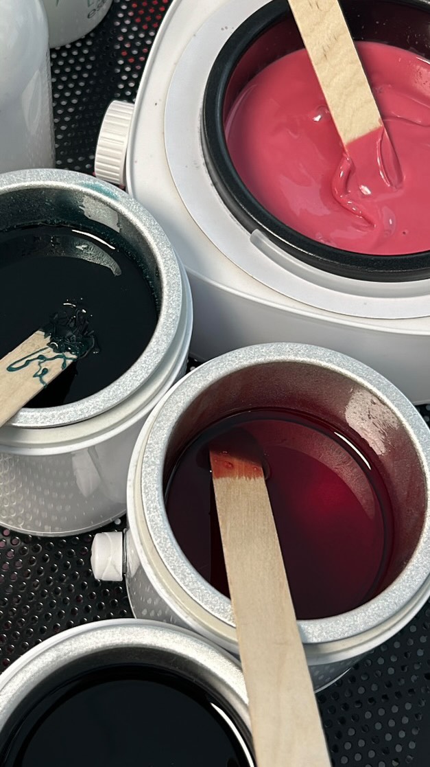 Was für eine inspirierende Masterclass mit der wunderbaren Lydia von @lycongermany ! 🙏🏽 Heute haben wir gelernt, wie sie ihr einzigartiges Wachs in Behandlungen verwendet. So viel Wissen mitgenommen und voller Motivation für die nächste Session! 🔥💆🏻♀️
#lyconmasterclass #waxingpro #learnfromthebest @lydia_jordane_lycon #waxingtechnique #beautyexpert