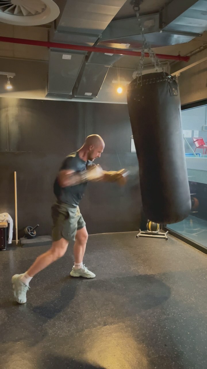 Every punch you throw is one step closer to greatness. 🥊💥
#boxing #heavybag #punch #workout #gym #endurance #fit