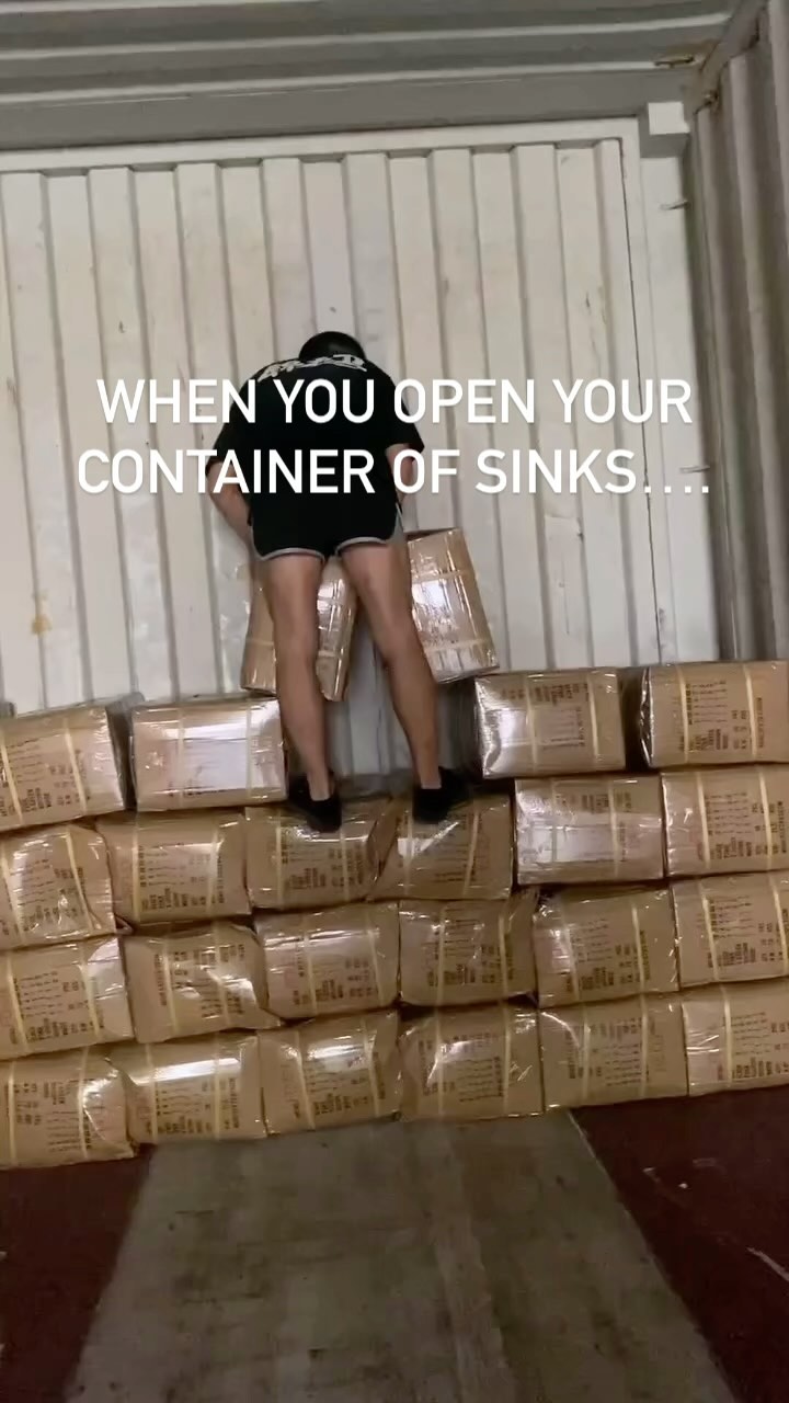 That container of sinks comes STACKED. #iknowatoolguy #quartzcountertops