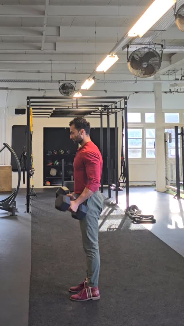 It doesn’t happen often, but when it does, it’s always during bicep training.
But there’s a lesson here.
You see, I never train—or have my clients train—biceps or triceps in isolation. Not because it’s "wrong," but because we’re not focused on bodybuilding. We’re focused on *functional strength.* 💥
Building muscle doesn’t always mean isolating it. Instead, we integrate biceps and triceps into movement patterns that make them *work together*. This way, your brain learns to connect those muscles as one. This is where **neuroplasticity** comes in. 🧠💪
Don’t just take my word for it—look it up and see why it’s a game changer!
So next time your workout buddy is hitting curls, maybe challenge them to a handstand on their back instead. 😉
#calisthenics #fitnesshacks #streetworkout #corestrength #physiotherapist #fitdad #personaltrainer #fitfam #handstandpractice #gymhack #calisthenicshacks #handstand #bodybuildingmotivation #balance #functionalbodybuilding