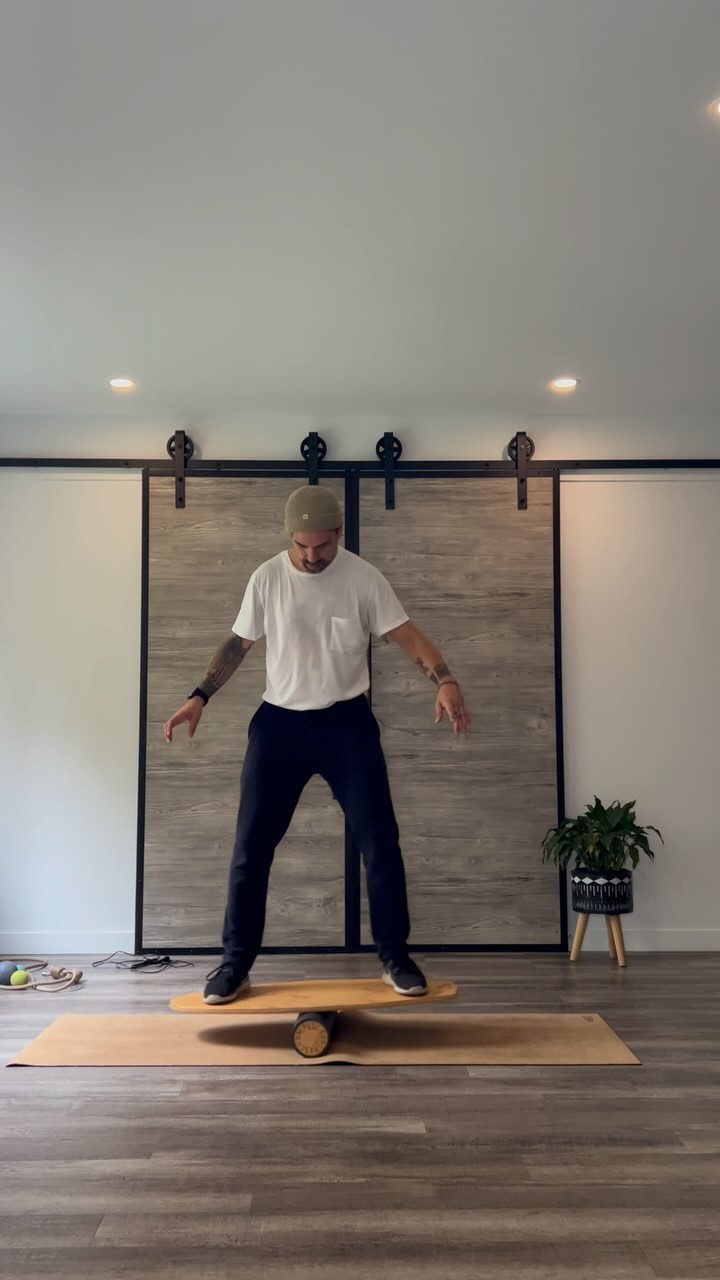 Hier j’ai laissé la place au jeu pour bouger; Corde à sauter, jonglage, balance board… Chaque instant était un prétexte pour m’amuser tout en travaillant le cardio, l’équilibre et la coordination.
Même mon chat Miso était de la partie.
Jouer est une belle façon de bouger sans même y penser!
#playtomove #movementislife #fitnessfun