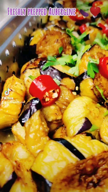 Freshly prepped aubergine π¨πΌβπ³π
#fyp #sunnyhillcafe #healthyeats #parkcafe #aubergine #eggplantgang #healthyeats