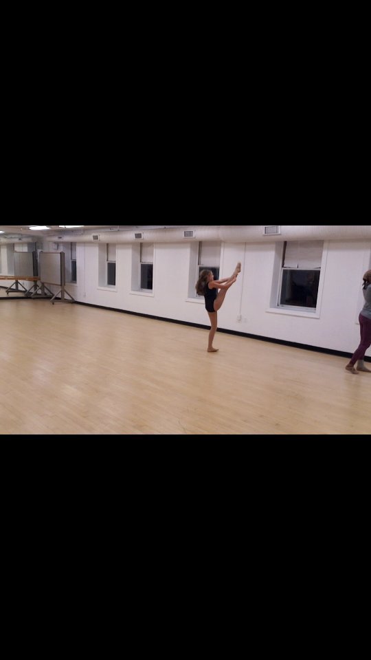 Company B Choreography class! I love what I do.... #makingdancehappen
#makegroovehappen @dancehappens & Spread the Love💜
#DanceHappensReach
@yogi.amber
We do not own the rights to this music