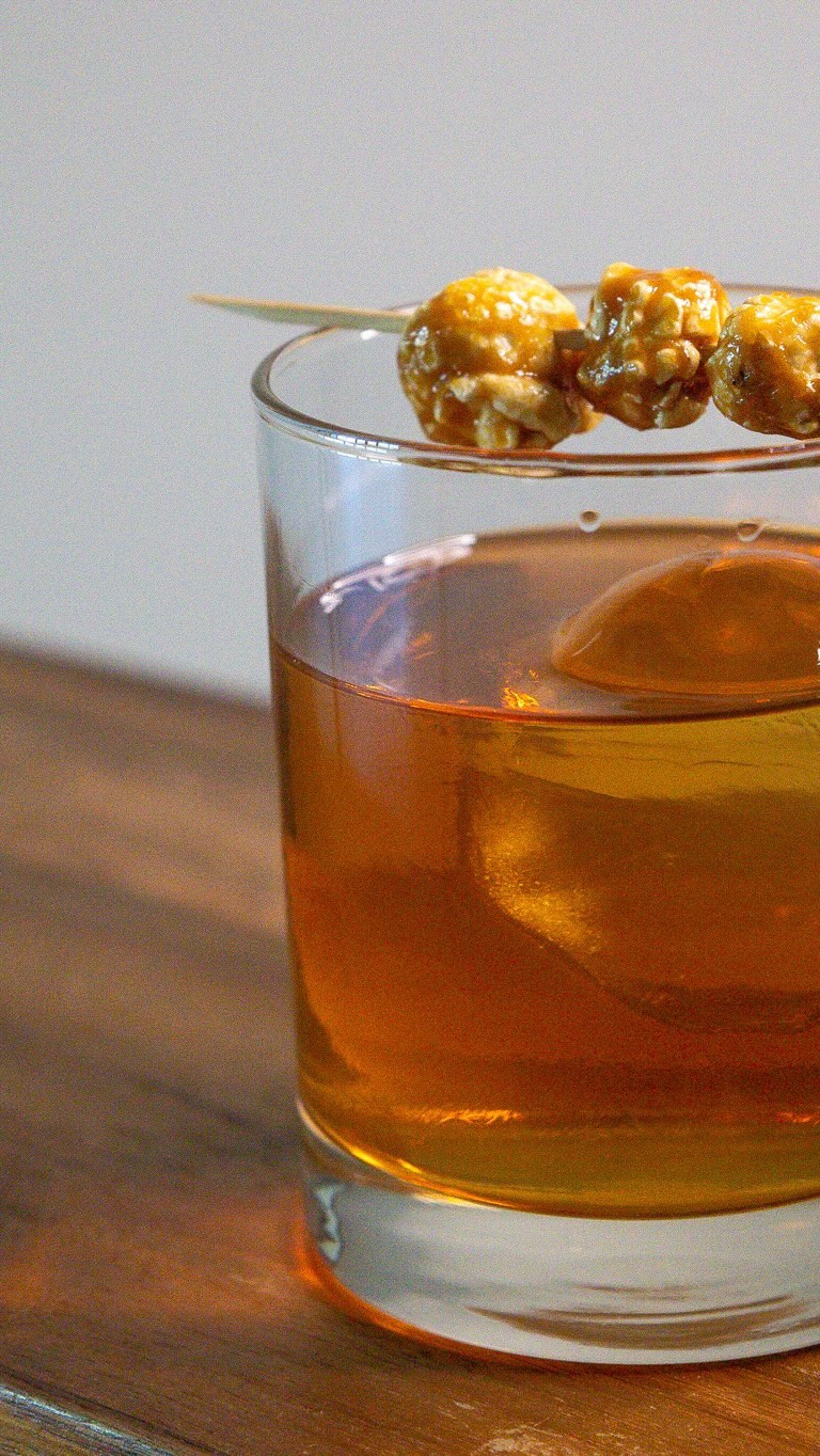 Fall cocktails!!! 🍁🍂🥃
#barcatering #fallcocktails #cocktails #signaturecocktails #cohostbar