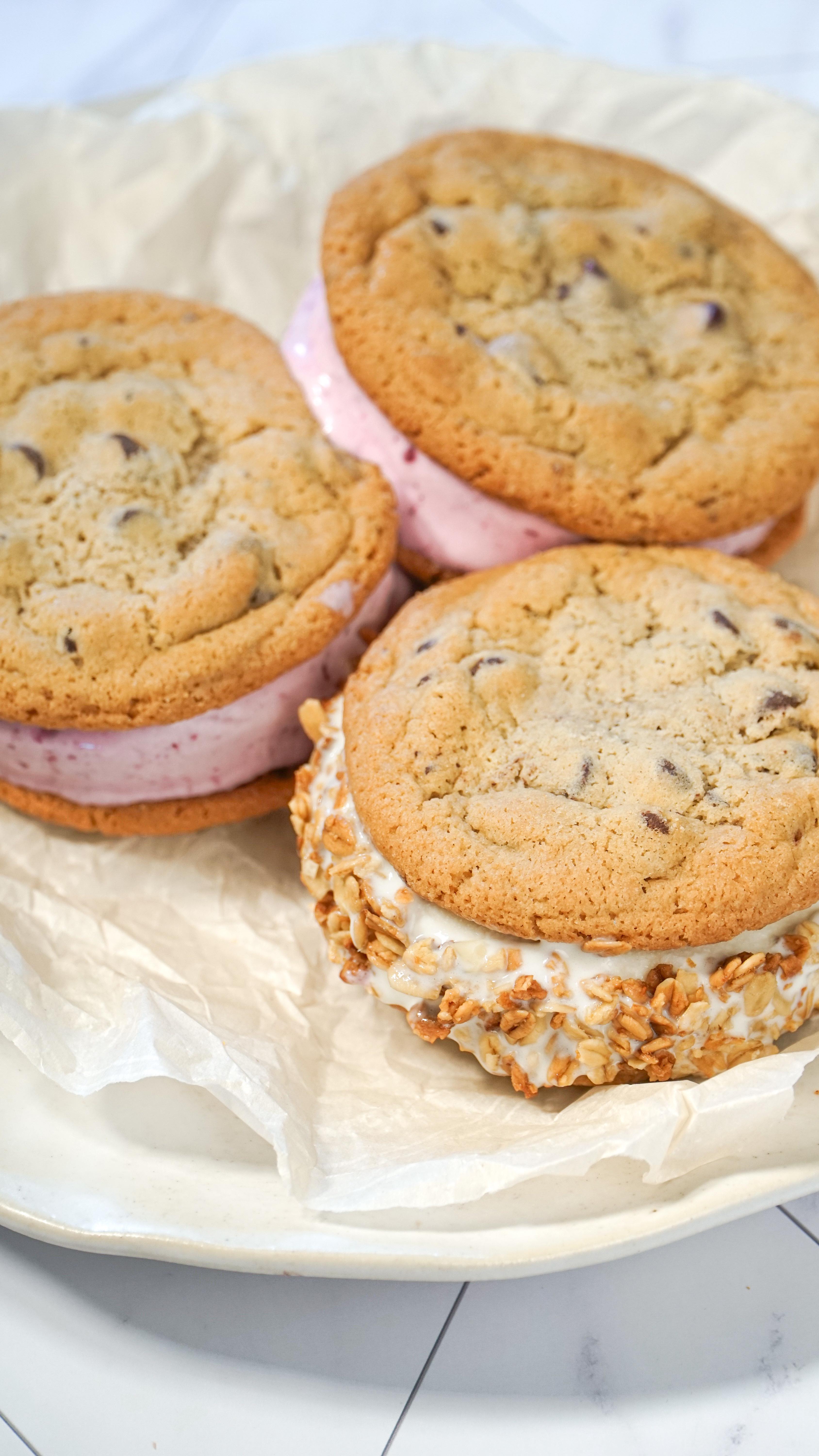 Beat the summer heat with this easy hack: homemade ice cream sandwiches! 🍪 Bake off some fresh cookies and slice through your favorite pints using our Serrated Bread Knife for a perfect scalloped edge that grips and cuts with ease. The best part? You can still use the top for storage!
If you’re from the Washington like our team member @kuishinbo_maya, you know @snoqualmieicecream and @lopezislandcreamery are some of the best out there! What’s your favorite ice cream? 🍦🍨
#forgetotableknives #forgetotable #icecream #icecreamsandwich #summer #summersnacks