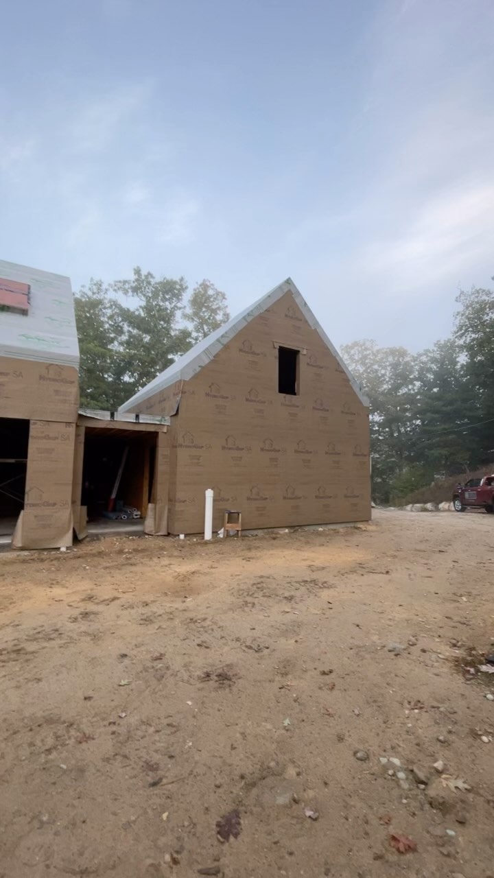 Starting off the week strong in Smithfield, prepping for our big window and door delivery tomorrow! We’re 90% finished with the house wrap and getting ready to install copper pans. Exciting days ahead as we transition to mechanicals and roofing once the windows and doors are in. Stay tuned for more updates on this project! #EchelonBuilders #LuxuryHomes #CustomConstruction #SmithfieldBuild
—
#architecture #addition #echelonbuilders #home #builder #interior #architect #renovation #luxury #construction #massachusetts #bostonma #siteprotection #cleanjobsite #handmade #gobuild #CustomCabinets #cabinetry #millwork #kitchens #copperpans#andersenwindows #windowsanddoors