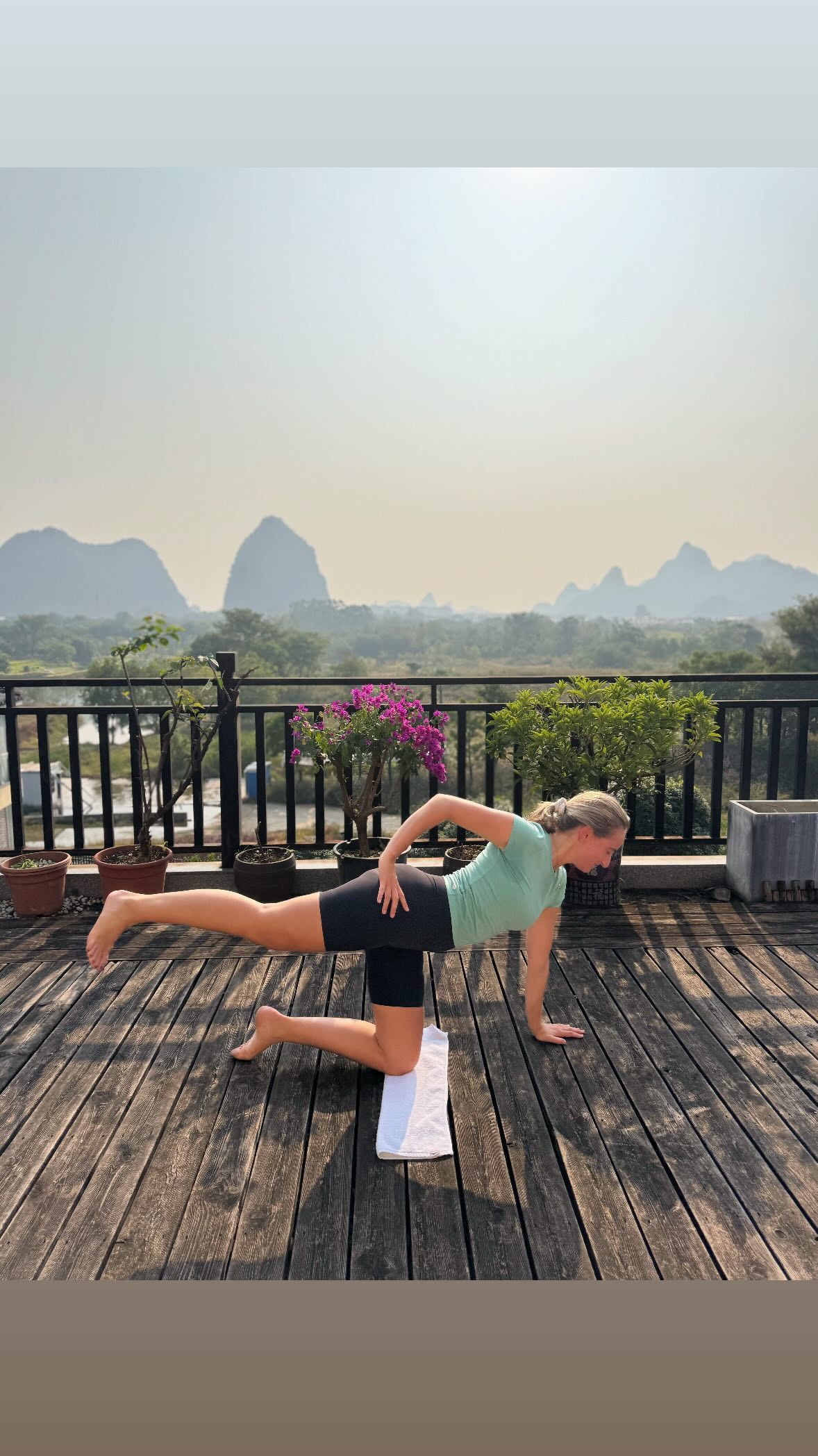 📌Save this workout for later
If you’re looking for an effective exercise for strengthening the deep abdominal muscle, arms, and legs, glutes 🍑 this one is for you:
✨ Consciously engage your abs by pulling your navel inward and upward with each exhale.
✨ Do not arch your lower back - neutral spine
✨ Perform 20 reps on each side & do this circuit 3 times 🔥
✨ Ideal for pregnant women🤰🏼, postpartum recovery🤱🏻, or anyone who wants to take care of themselves! 🌱
🤸🏼♂️ Exercices :
- Hands and Knees Plank
with leg extensions
with leg openings
- Bird Dog
with arm and leg opening
controlled
with thoracic twist variation
Don’t forget the other side ! 🌞
•
•
•
#diastasis #diastase #physio #abdominalreeducation #pelvicfloorreeducation #perinee #plancherpelvien #santepelvienne #pelvichealth #pregnancy #postpartum #perinealtear#abdominals #crunches #deepmuscles #DeepCore #prenatalyoga #postnatalyoga #pregnantwomenyoga #pregnantwomensfitness #postpartumexercise #reeducation #abs #fit #toned #pelvicfloor #postpartum #prenatal #bloatedstomach #childbirth