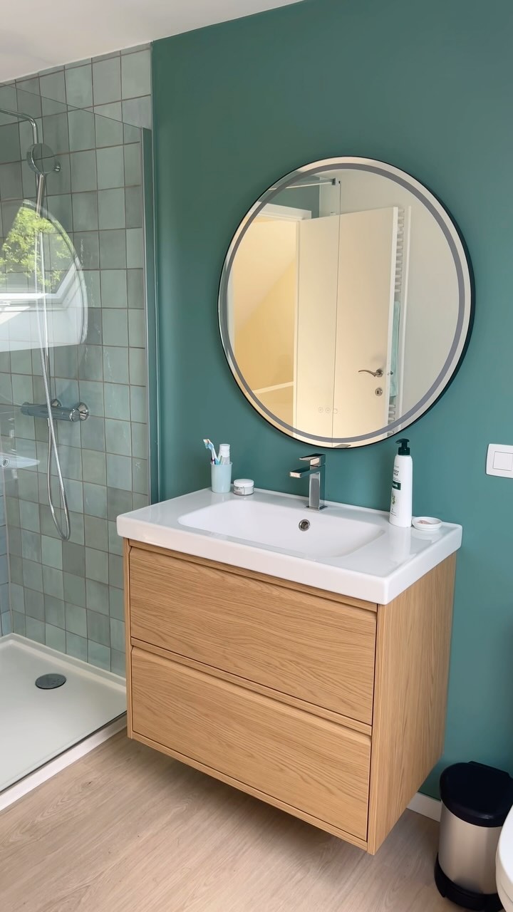Projet Folx: Avant/ Après de la salle de douche
Cette pièce est méconnaissable 🤩! Nous avons créé cette salle de douche à la place d’une chambre. Grâce à la couleur des murs, la pièce est devenue plus lumineuse et plus spacieuse. 🥰
Elle donne envie de prendre une douche. Et prendre du temps pour soi. 🛀
—-
#architecteinterieur #bienetre #amenagementinterieur #renovation #belgique #architectedinterieur #décoratricedinterieur #salledebain