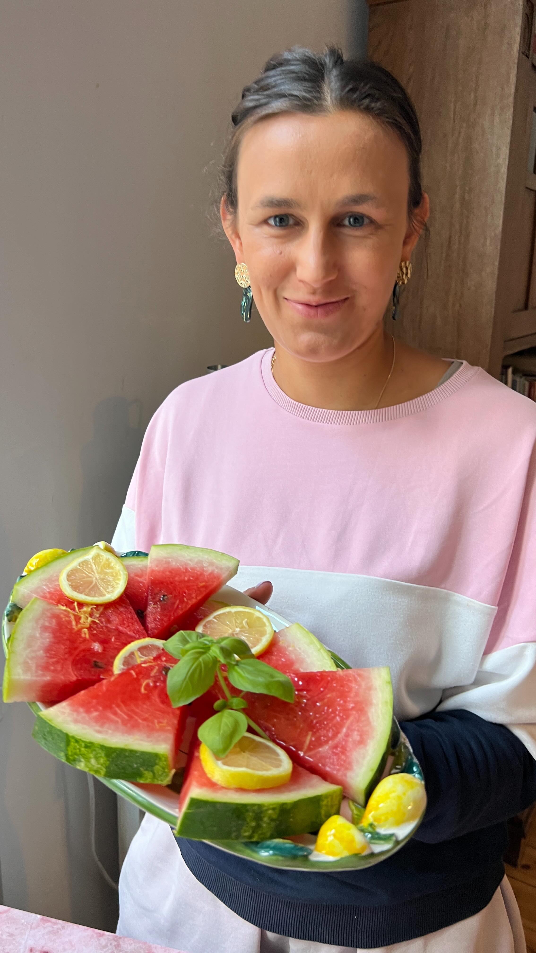 ZITRONEN MELONE. Wassermelone liebe ich wirklich schon seit ich denken kann. Du auch?!
Für die nächste Snacktime habe ich sie jetzt noch etwas verfeinert mit Zitronensaft und Honig.
So geht’s:
Wassermelone in dreieckige Stücke schneiden und auf einem Teller oder einer Platte anrichten.
Zitronensaft und Zitronenzesten darüber geben. Noch etwas Honig und anschließend noch mit Zitronenscheiben und Kräutern verzieren.
🍉🍋🍯🌿🍉🍋🍯🌿🍉🍋🍯🌿🍉🍋🍯🌿
Hab einen schönen Abend ❤️🎉
Deine Lara ❤️
#watermelon #wassermelone #zitrone #rezept #einfachkochen #foodblog #mamaleben