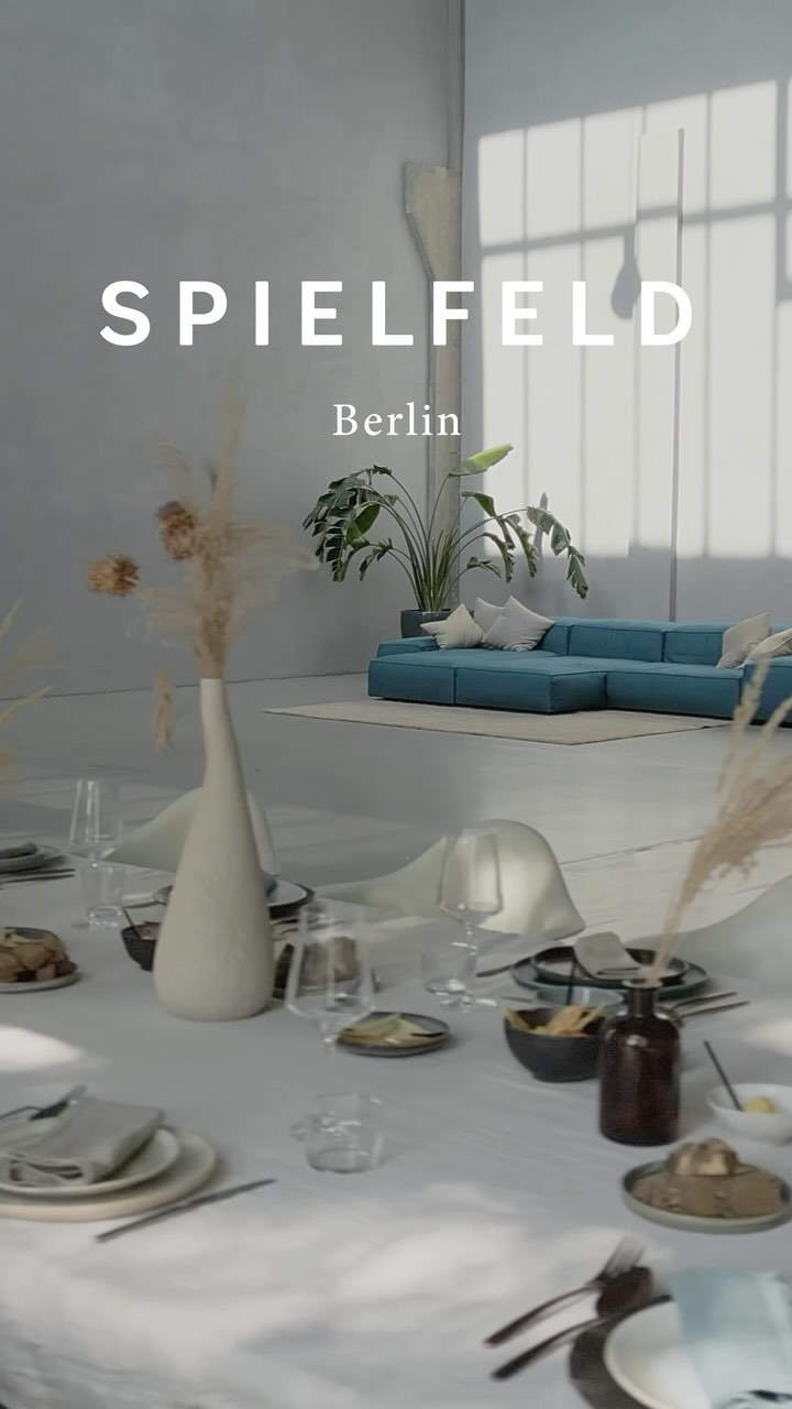 Planst du ein besonderes Dinner? Unser Studio bietet nicht nur einen einzigartigen Raum für Shootings und Filmproduktionen sondern auch für Events. Ob ein exklusives Abendessen mit Freunden oder eine geschäftliche Feier – bei uns wird jede Veranstaltung zu einem unvergesslichen Erlebnis. Apropos in unserer offenen Küche haben schon einige Sterne Köche die Gäste verzaubert.
Die ganze Küche gibt’s auf www.spielfeld-berlin.de