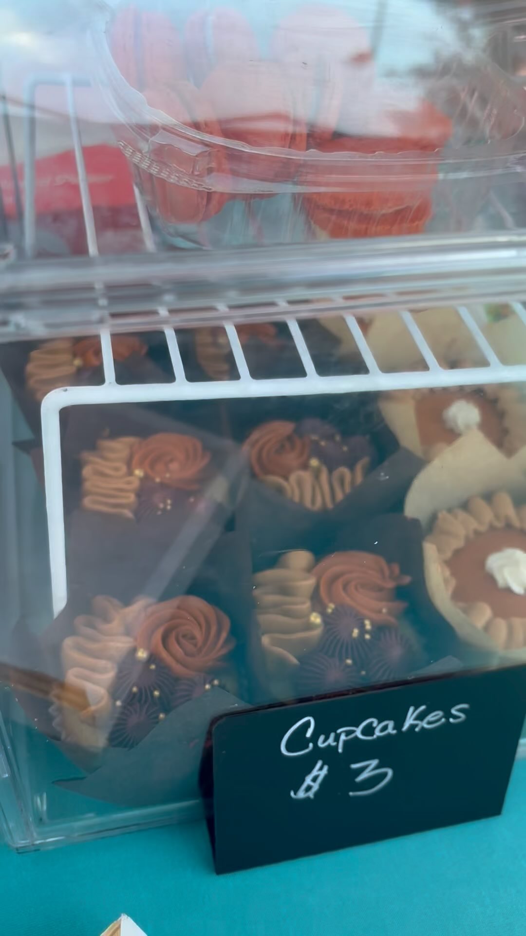 Thanks to all who came out to support me at the Snyder’s Fall Fling! 💕 almost had a couple mishaps with the windy day! But it was all worth it in the end and we got to make some really good connections that day, so it turned out to be a great day! #sugarrushkakes #smallbusiness #supportsmallbusiness #bensalemcakes #cakedecorating #smallbusinessowner