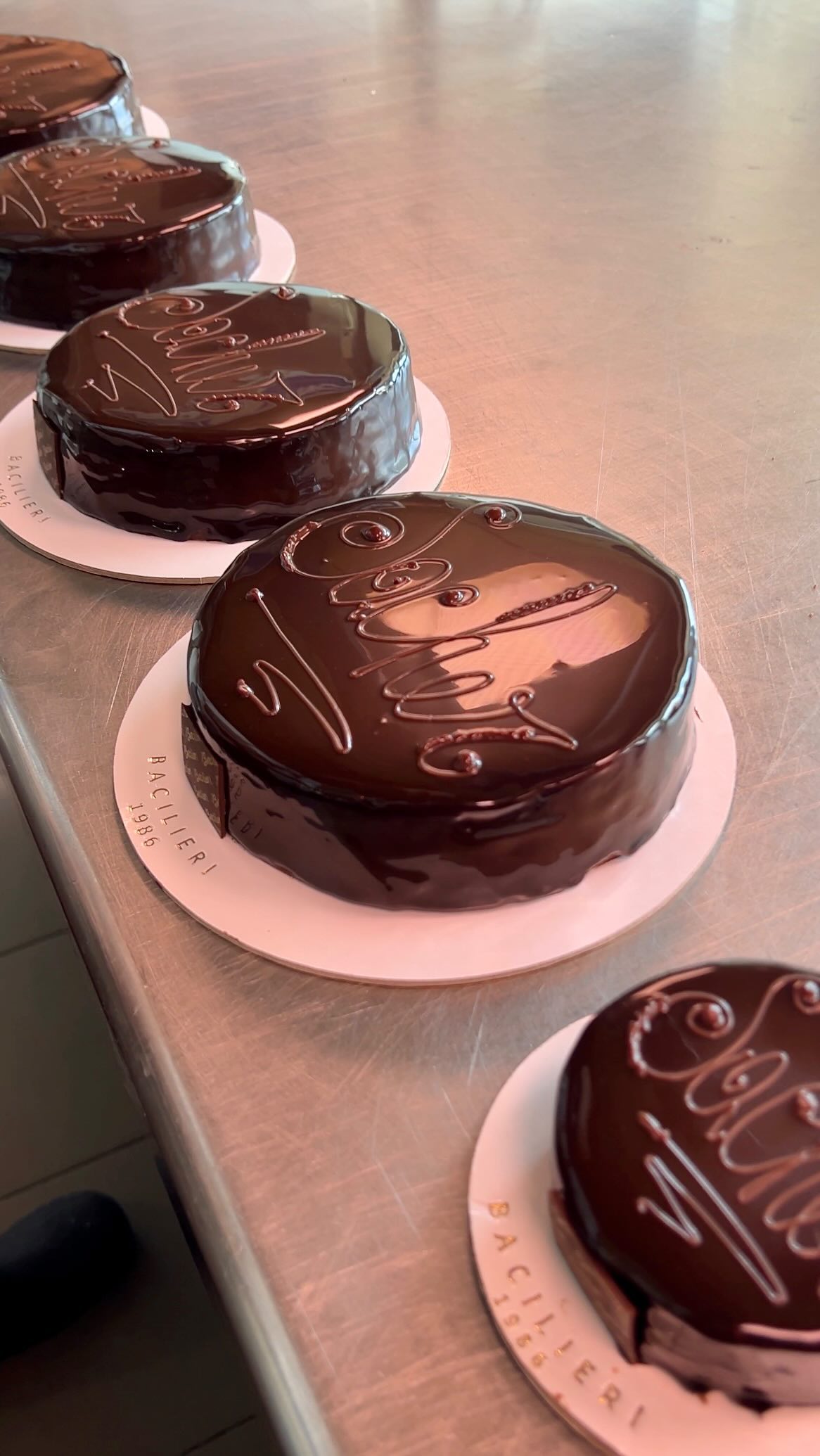 Cose da fare almeno una volta nella vita:
1. Gustarsi una fetta di Sacher 🤎
2. Prendersi una seconda fetta
3. Sentirsi in colpa
4. Farsi passare i sensi di colpa con una terza fetta di Sacher 🤎
.
.
.
.
#bacilieri #pasticceriabacilieri #sachertorte #chocolate #apricots #albicocche #cake