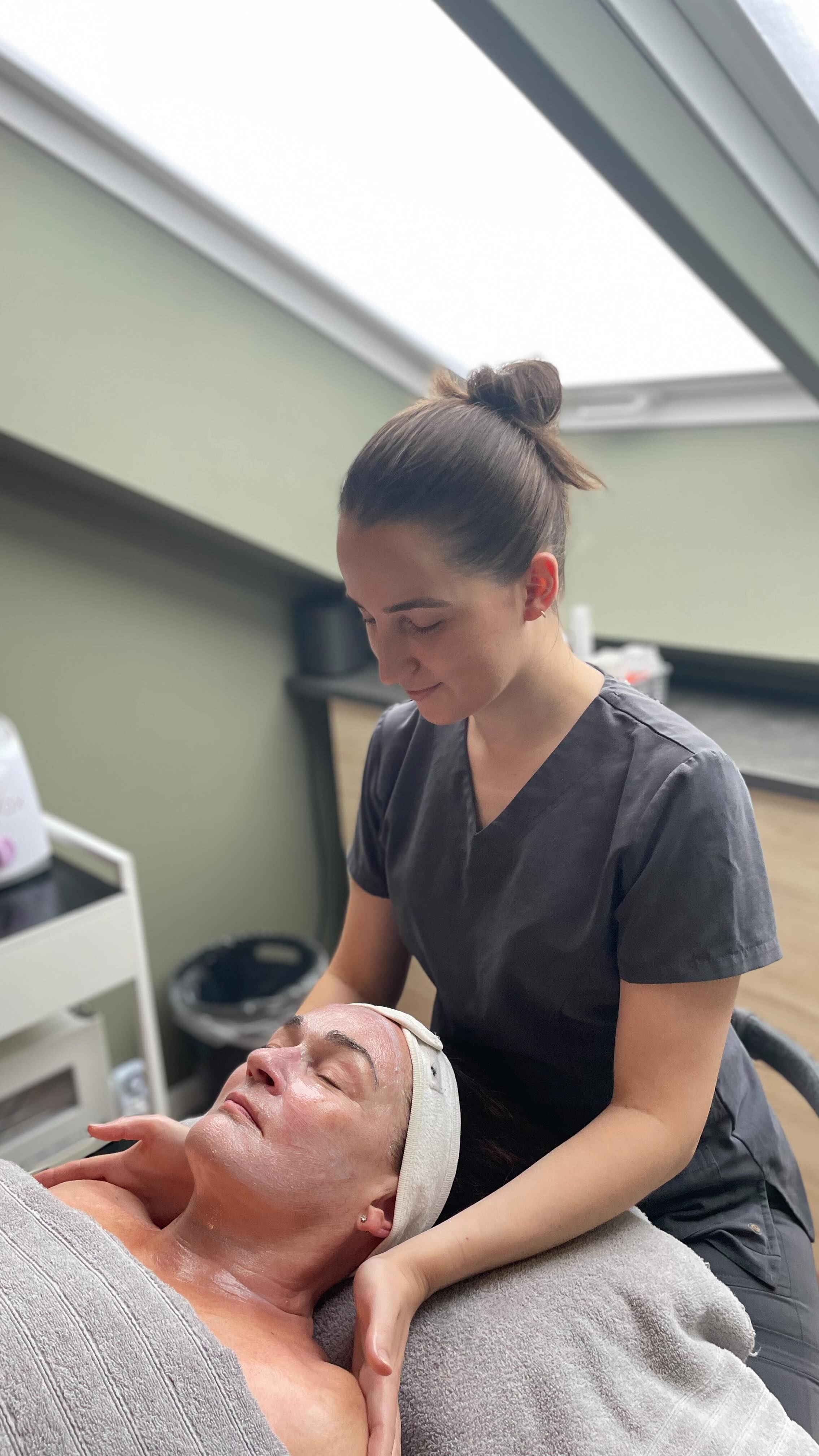 🍂 Snik deg under dynen, senk skuldrene og unn deg selv litt velvære for høsten 🍁
Nå som temperaturen synker og luften blir tørrere vil de fleste av oss oppleve at huden føles strammere og mer sensitiv. Med høstens sesongskifte kan det være lurt å gjøre tilpasninger til hudpleierutinen for å ivareta hudens behov.
Gi huden en skikkelig fuktBOOST med en av våre dyptvirkende ansiktsbehandlinger 💆🏼♀️ Velg mellom blant annet Rens og fukt eller Dyprens behandlingen dersom du også har behov for utklemming.
Vi vil veilede deg rundt riktige valg av produkter til hjemmebruk slik at du også kan ivareta en sunn og sterk hudbarriere utover høsten og vinteren.
Hørtes det deilig ut å kunne koble av og tilføre litt ny energi? Gå inn på vår online booking og book deg en time da vel! Huden din vil takke deg 🤎
#TemaHud #formerennvelvære #Asker #Nesbru #Holmen #holmensenter #hudpleie #hudpleieasker #hudpleienesbru #hudpleieholmen #hudpleietips #hudpleieprodukter #hudpleierutine #hudpleiesalong #handlelokalt #støttsmåbedrifter