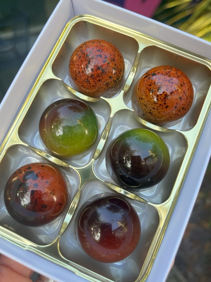 Three Autumn flavours available this weekend 🍁
@partridgesfoods 📍#Chelsea
Saturday, 19th October
10:30 AM – 4:00 PM
@denbies_wine_estate 📍 (with @curatedbydapperandsuave) #Dorking
Sunday, 20th October
11:00 AM – 4:00 PM
__________
#chocolate #bonbon #finechocolate #autumnflavours
#chocolateart #finefood
#chocolatelovers #edibleart #handmade #handcraftedchocolate #chocolategiftbox
#artisan #artisanchocolates #beantobarchocolate #veganoptions #craftchocolate #finedoodmarket