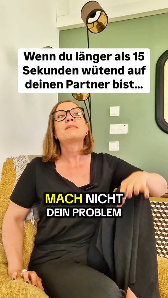 🚨 Kennst du das? Du ärgerst dich ständig über deinen Partner und weißt einfach nicht, wie du diesen Kreislauf durchbrechen kannst? Hier sind 2 Tipps, die dir sofort helfen, die wahre Ursache für deinen Ärger zu erkennen:
1️⃣ Stell dir die 15-Sekunden-Frage: Wenn du länger als 15 Sekunden wütend bist, liegt das Problem möglicherweise bei dir. Frag dich: Warum stört mich das so sehr? Die Antwort kann dir helfen, deine eigenen Unsicherheiten zu entdecken.
2️⃣ Reflektiere anstatt zu reagieren: Bevor du deinen Ärger an deinem Partner auslässt, halte inne und frage dich: ‘Was will mir mein Ärger wirklich sagen?’ In den meisten Fällen geht es um eigene Themen, die du angehen solltest.
💬 Speicher dieses Reel, wenn du solche Situationen kennst, und teile es mit jemandem, der seinen Ärger besser verstehen will. #BeziehungsTipps #Selbstreflexion #EmotionaleIntelligenz #Paartherapie