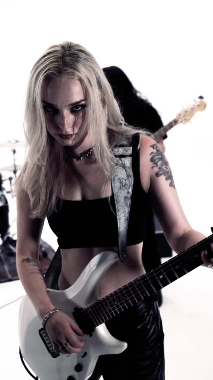 this song is about how i hate being yelled at. check it out wherever you listen to music ⛓️💥
song: shaking me up by avalon stone
#newmusic #womanempowerment #grunge #rock