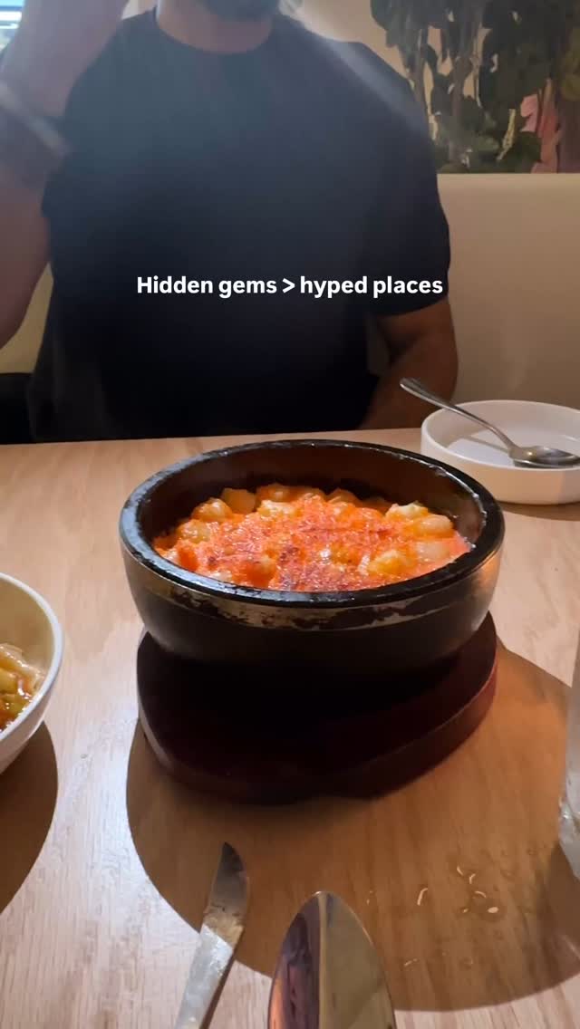 Best New Spot in East Village? Honestly… it just might be 😍
🍌 While at Bananas in East Village (yes, that’s actually the name), we went in for the vibes but stayed for some of the best chicken I’ve ever had in my life.
Their Karaage Pancakes? Life-changing. Imagine crispy, juicy fried chicken paired with the fluffiest pancakes you’ve ever tasted — dare I say… a better match than waffles?
We also tried:
🍤 NOLA BBQ Octopus
🍚 Dynamite Fried Rice
🥘 Étouffée
All fire. The menu leans New Orleans meets Asian comfort food, but somehow it works perfectly. Great for a cozy brunch or an impress-the-group dinner.
Let me know if you’ve been or if there are other fusion-y gems we need to hit next 👀
#eastvillagenyc #manhattaneats #nycseafood #nychiddengems #nycdatespots