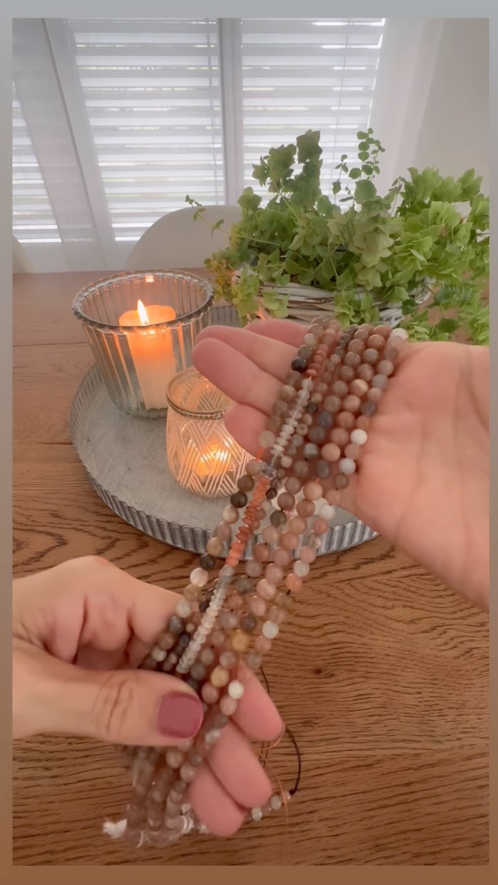 Neue Lieferung von verschiedenen Edelstein Stränge für meine nächsten Schmuckworkshops. Bei meinen Workshops findest Du eine grosse Auswahl an verschiedenen Edelsteinen. Magst Du auch einmal bei einem kreativen, entspannenden und inspirierenden Workshop dabei sein? Dieses Jahr sind alle Kurse ausgebucht🍀. Die Daten für 2025 findest Du auf meiner Homepage - siehe Link Bio.
#edelsteine #mondstein #schmuckliebe #schmuck #kreativ #deko #edelsteinschmuck #positiv #relax #makeyourown #workshop #schmuckworkshop #rosenquarz #gemstones #halbedelsteine