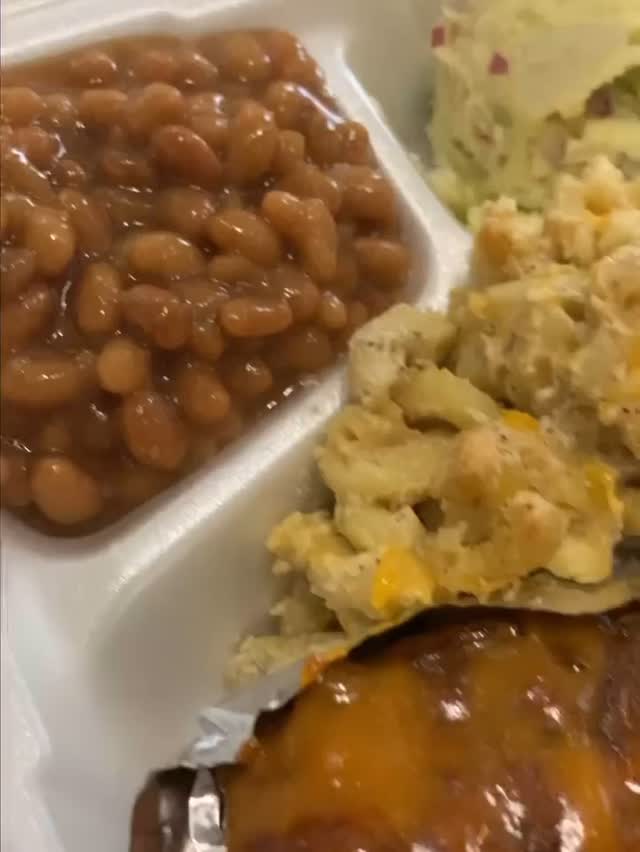 Hosting a bbq rib pop up on Juneteenth, June 19th from 2pm-3pm!! Preorder ends this Wednesday and pick up on Thursday!! Meal comes with 2 bbq ribs, mac & cheese, collards, baked beans and potato salad!!
The best vegan bbq in town!!! Link in bio to order!!
#veganeatswithbri
#veganbarbeque
#vegancatering
#veganribs
#vegancookout
#memorialdaybbq
#rvapopup
#rvavegan
#glutenfree
#rvavegans