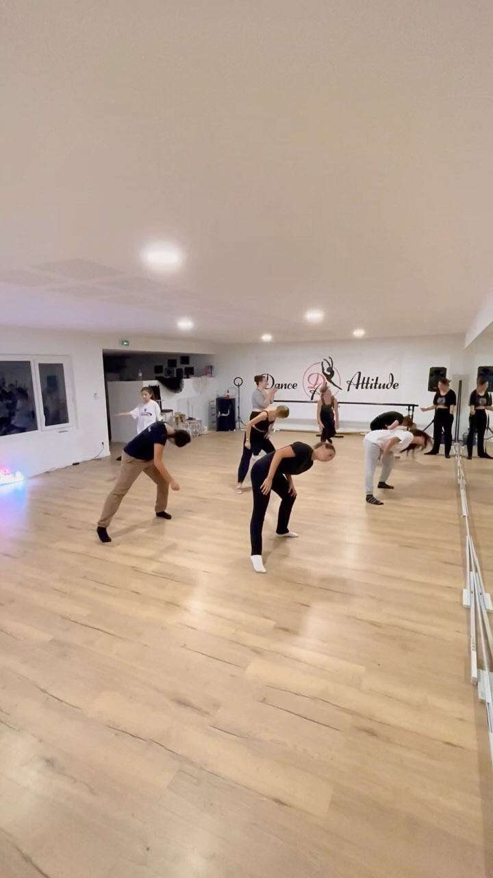 💥On se retrouve Mercredi en jazz intermédiaire Pour continuer la chorégraphie sur YA YA de Beyoncé !
#modernjazz #danse #beyonce #danceattitude #septemeslesvallons #ado #ladies #dance #lespennesmirabeau #jazz #plandecampagne