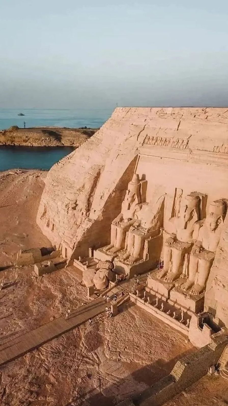 ✨ Appel aux artistes!
Que vous soyez émergents ou confirmés ! Que vous soyez photographe, écrivain, aquarelliste ou danseur, ce voyage en Égypte est pour vous !
Égypte, terre fascinante où la lumière envoûtante et le Nil vous inspireront au quotidien. ✨
Vous avez besoin d’un regain de clarté après la rentrée ? Envie de raviver votre créativité ? Rejoignez-moi pour un voyage unique du 3 au 10 novembre !
Une semaine itinérante entre découvertes, moments créatifs, recentrage, yoga et méditation. 🌿🧘♀️
De Gizeh à Louxor, en passant par les majestueux temples d’Abu Simbel et d’Aswan, embarquons ensemble pour une croisière inspirante de 4 nuits sur un Dahabiya privé où vous serez emportés par le flow créatif ! ✨
Quelques places restantes, le départ approche dans un mois ! 🌟🌟
Curatrice depuis 2009 et professeure de yoga depuis 2014, je vous accompagnerai tout au long de cette aventure, avec un guide local francophone.
Contactez-moi pour plus d’infos 📩
#VoyageCréatif #ÉgypteInspiration #ArtEtVoyage #YogaEnÉgypte #ArtistesEnVoyage #CroisièreSurLeNil #MeditationVoyage #ExplorationSpirituelle #AventureArtistique #LumièreDÉgypte #ArtEtYoga #FlowDeCréation #PyramidesEtTemples #InspirationNature #RetraiteCréative #ArtistesInspirés