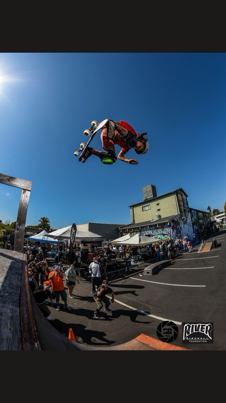Anna Shea @anna_shea_skates found her “tow-nation” from Mateo @teo831_ Winning 🥇 Biggest Air in the 12 and Under division of the 🖤River Non-Test🔥
@sevboosinger @billswheelsskateshop @river.birchall.foundation
@merge4socks
#santacruz #billswheels #santacruzevents #skatejam #riverforever #midtownsantacruz #thinklocalfirstsantacruz #skatelife #skateforfun #skateforlife #riverbirchallfoundation