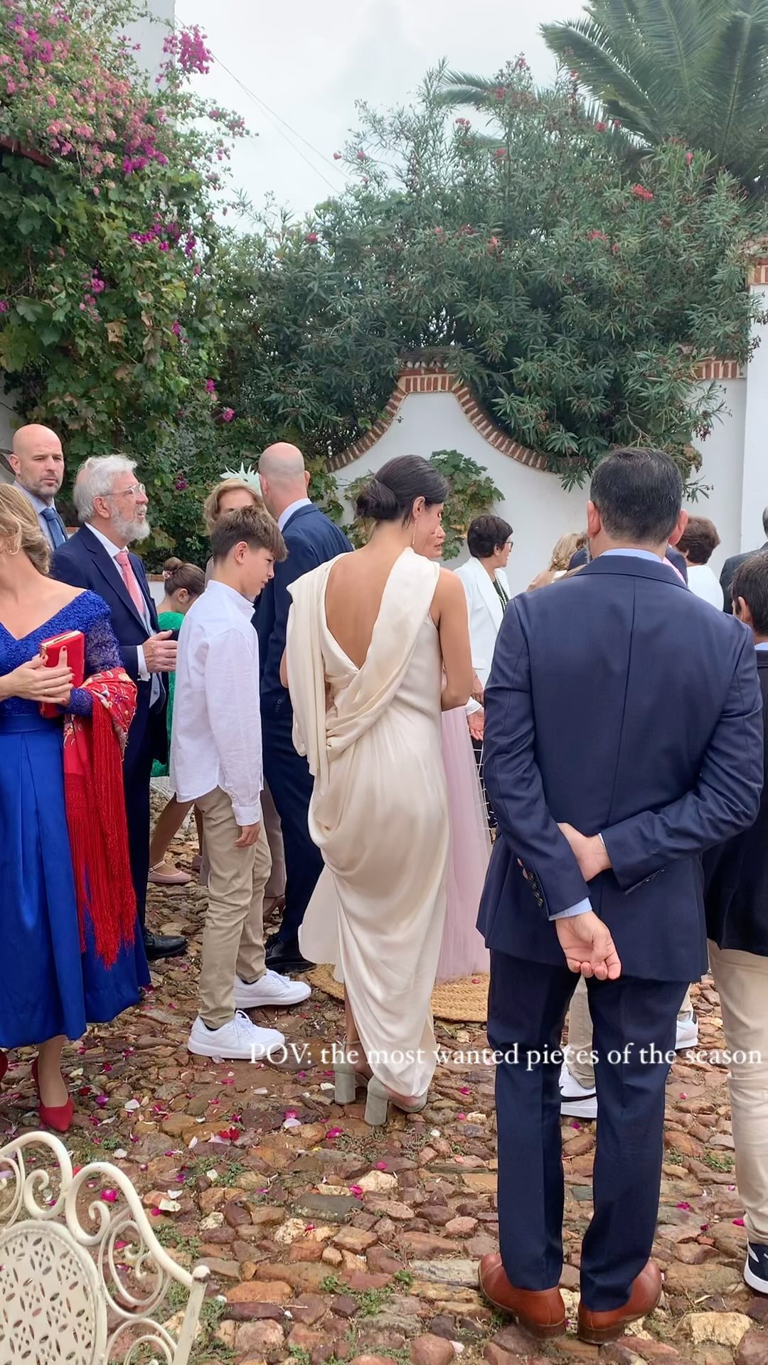 Hoy queremos hacer mención a una de las bodas más esperadas de este año, porque simplemente sois dos personitas que desde el primer momento sabía que lo haríais muy fácil.
Muchas gracias @marigarbayo @seeegio
Un placer haber conocido a gente tan buena💃
Feliz Vida 🤍
@guadalquivircatering
@karmenarreglosflorales
@nacheto Deseando ver tus fotones 👌😊
@songdeluxe