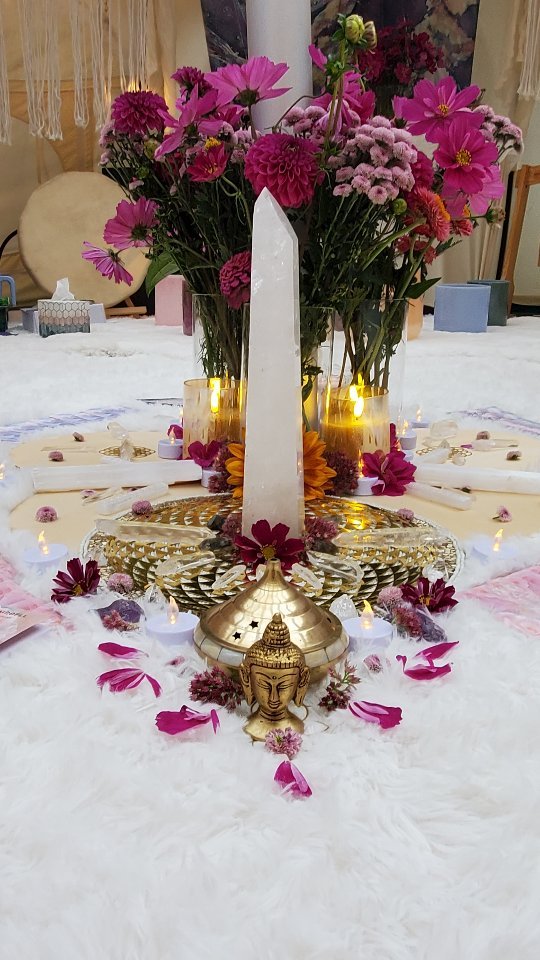 We had an amazing weekend diving into Usui Reiki & the power of Energy Medicine. I'm beyond grateful for the opportunity to share this incredible work with these ladies and support their growth. Congratulations @vesica_wellness, @rachel_olive22, krystina and Desi for taking this big step on your journey. I look forward to what unfolds for you.