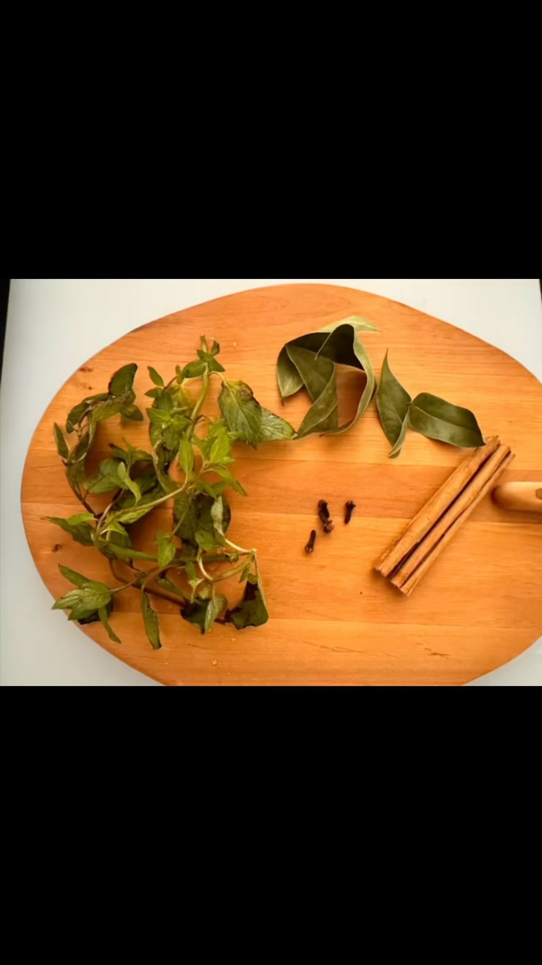 〜 𝑷𝒉𝒚𝒕𝒐𝒕𝒉𝒆𝒓𝒂𝒑𝒚 〜
𓂃𓂂𖡼.𖤣𖥧𓈒◌܀ 𓂃
レモン×ジンジャー
𓂃𓂂𖡼.𖤣𖥧𓈒◌܀𓂃
梅ジュースがなくなり、我が家は
発酵ジンジャーに移行しています♡
防腐剤の使われていない
地元のレモンがたくさん手に入ったので
新生姜と共に大きな瓶でゆっくりと発酵…
もちろんスパイスやハーブもたくさん入れて🌿
梅ジュースの虜になっていた子ども達も
季節の移り変わりを感じるがごとく
「レモンソーダ♪!!」
と汗をかいた後は必ず自ら作ります!
レモンの果肉も入って、より美味しく感じます☺︎
🍋知られているレモンの効能
・抗酸化作用
・疲労回復
・美容効果
・食物繊維による便秘解消
・粘膜保護による感染症予防
・リラックス効果
など
🫚知られている生姜の効能
・血行促進
・消化を助ける
・食欲増進
・殺菌作用
・発汗、解熱作用
・抗炎症、鎮痛作用
・免疫力アップ
など
夏バテ気味の身体に、
おすすめのドリンクです𖠚𖡼
˚°º𝚘•♡•𝚘º°˚♢°º𝚘•♡•𝚘º°˚♢°º𝚘•♡•𝚘º°˚
《8月スケジュール》
2、5〜9、19、21〜22、20〜30日
スピリチュアルカウンセリング
3、10〜15、17、24、25日 お休み
4(新月)、18日(満月)
光のローチョコBOX販売
16、20日
発酵Rawスイーツ レッスン
(Rawマスカットタルト)
31日
リクエストレッスン
上記日程以外で
ロースイーツのレッスン、
スピリチュアルセッション受付中♪
(土日祝日も予約可、オンライン可)
⁎⑅⃝⁎୨୧⁎⑅⃝⁎୨୧⁎⑅⃝⁎୨୧⁎⑅⃝⁎୨୧⁎⑅⃝⁎୨୧⁎⑅⃝
《募集中講座》
🌿ロースイーツパティシエ認定講座
→ロースイーツのノウハウを学びます
🌿ローショコラパティシエ講座
→ローチョコレートに特化した講座です
他リクエスト可能
🌹花おはぎレッスン
ヴィーガン仕様の餡を使った可愛いお花絞り
🌹ショコラフラワー講座
仕様の違う𝟹種類のチョコレートでお花絞り
🌿𝚕𝚘𝚑𝚊𝚜𝚃𝙸𝙲 𝚜𝚠𝚎𝚎𝚝𝚜は
日本ヘルシーフード協会
『ロースイーツパティシエ』
『ローショコラパティシエ』
𝚛𝚊𝚠&𝚛𝚊𝚠認定校になります
@𝚛𝚊𝚠𝚜𝚠𝚎𝚎𝚝𝚜.𝚊𝚔𝚒.𝚟𝚎𝚐𝚎𝚋𝚒𝚘
🍎発酵料理教室円居 認定講師
🌹社)𝙰𝙻𝙰
『ショコラフラワー認定講師』
*・゚゚・*:.。..。.:*・゚゚・*:.。. .。.:**・゚゚・*:.。..。.:*・゚゚・*:.。.
《𝚕𝚘𝚑𝚊𝚜𝚃𝙸𝙲 𝚜𝚠𝚎𝚎𝚝𝚜》
ロースイーツ/発酵スイーツ/花おはぎ/スピリチュアルサロン
☆𝙻𝙸𝙽𝙴 (𝙸𝙳→@𝟹𝟽𝟼𝚚𝚞𝚟𝚕𝚒)のお友達追加で
お得なクーポン配布中♡
スピリチュアルアカウントは
@lohastic_orb
#ローショコラパティシエ #ローショコラ #ローチョコレート #ロースイーツ大好き #ローチョコレートレッスン #ローチョコレート教室 #ヴィーガンスイーツレッスン #ヴィーガンお菓子 #オーガニックスイーツ #プラントベーススイーツ #身体に優しいお菓子 #グルテンフリーのお菓子 #発酵おやつ #発酵ジュース #発酵シロップ #発酵スイーツ #フィトセラピー #phytotherapy #植物療法 #静岡花おはぎ #ロースイーツオンラインレッスン #子連れ参加 #ロハスチックスイーツ #ロースイーツ講座 #𝚛𝚊𝚠𝚜𝚠𝚎𝚎𝚝𝚜𝚕𝚎𝚜𝚜𝚘𝚗 #ロースイーツ教室 #ロースイーツ焼津 #ロースイーツ静岡 #焼津ママ