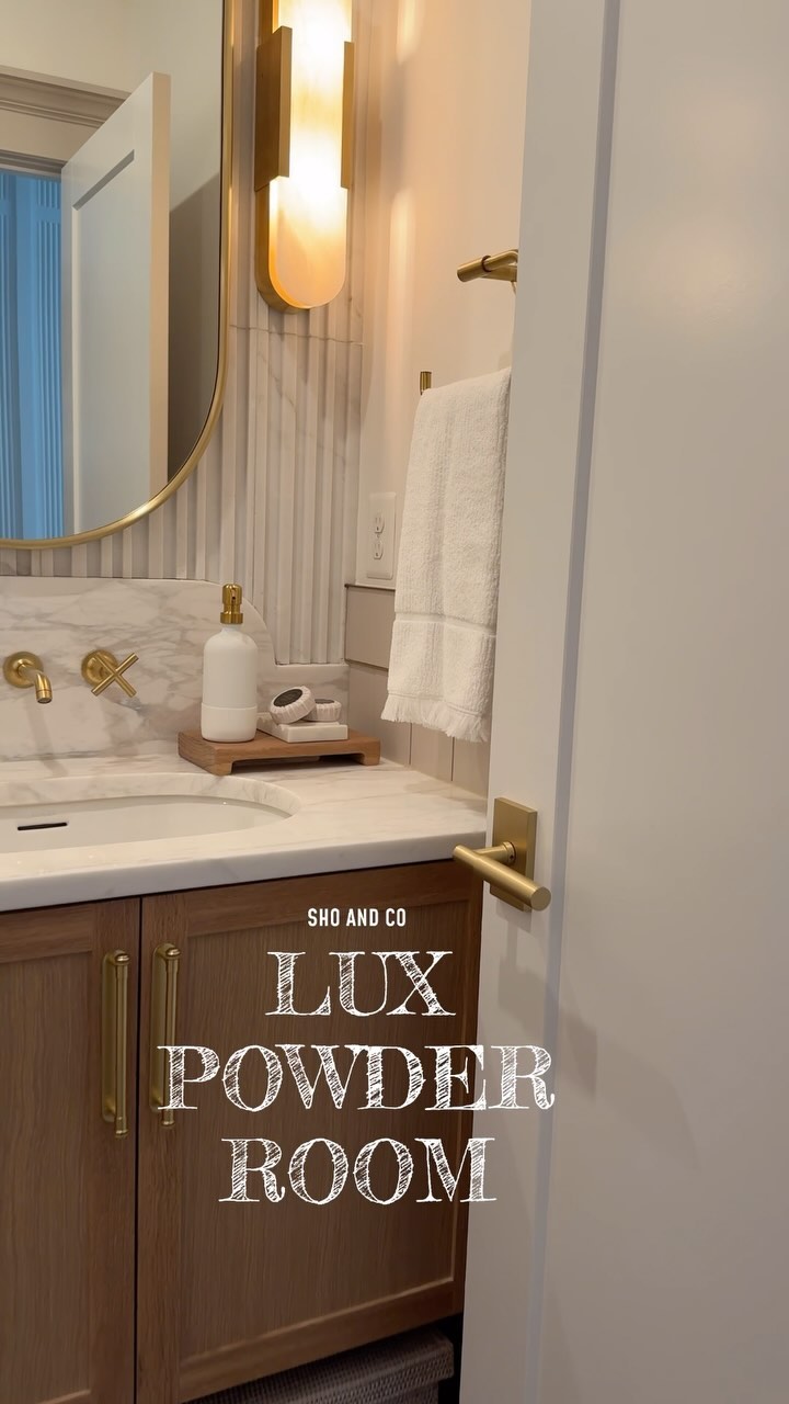 A photo alone cannot capture the
beautiful details in this space✨
Photo and video by @ryanshapirophotography
Featuring a white oak custom vanity by @hoth_design
Also featuring original artwork from @merrittgallery
Textured tile from @tilebar
And my favorite alabaster sconces from @visualcomfort