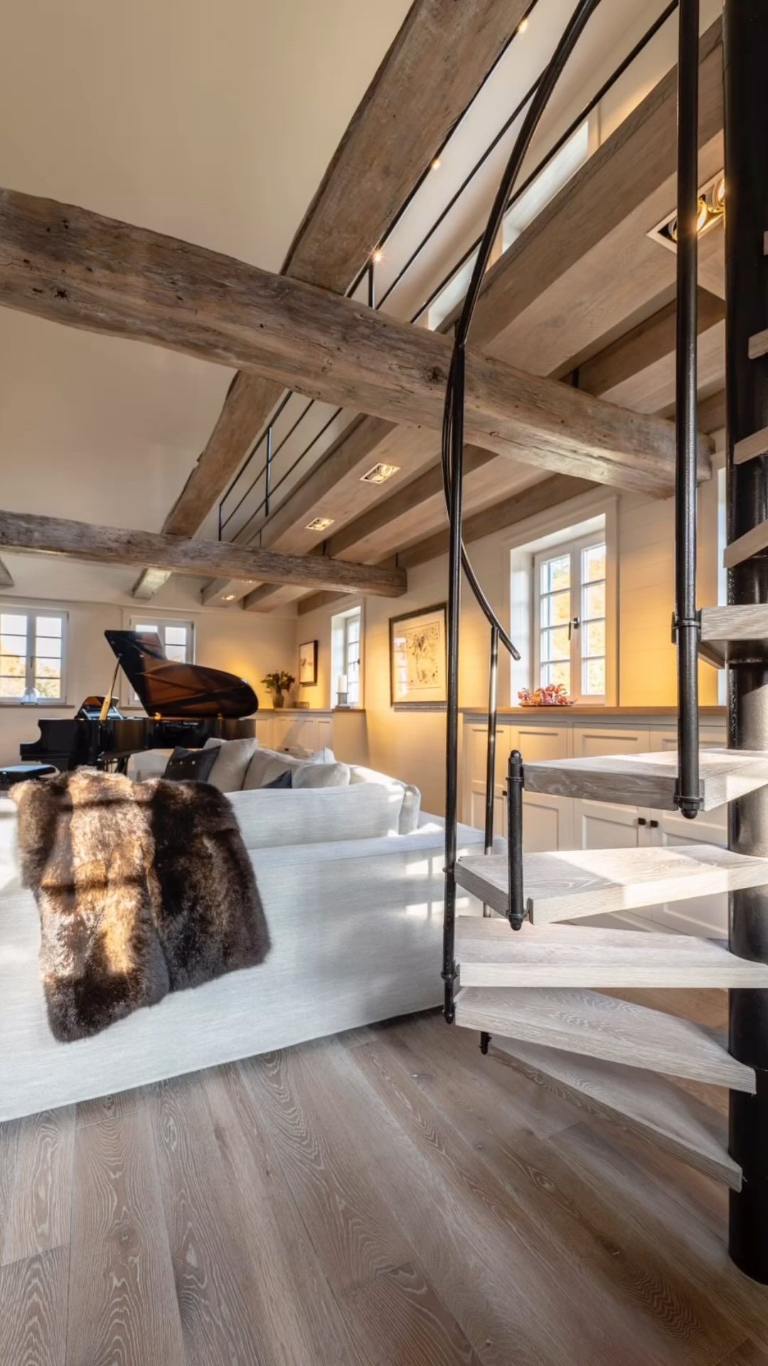 A cozy living room in an 1831 restored Fachwerk property. I’ve added a mezzanine for books and a Fireplace with a tv above that can be hidden away with a sliding door. It’s meant to be a room where you can put your feet up on the table but still has that “wow” effect!
#farmhouse #countryliving #interiorarchitecture #landhaus #livingwithhorses #style #equestrianluxury #fachwerk #equestrian #cozy #designinspo #interiordesign #architecture #jb.interiorarchitecture