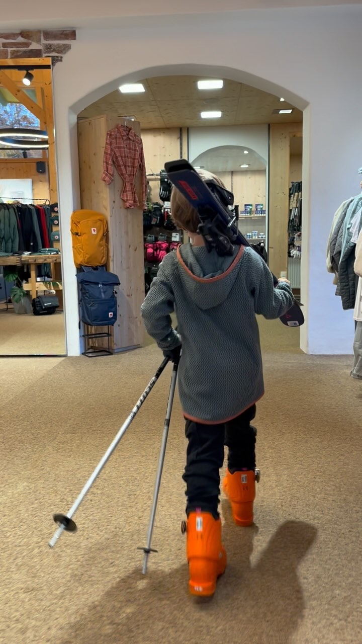 Wer hat noch nicht? Wer will noch mal?
Die Vorfreude ist groß!
Die Ski sind bereit, Bindungen geprüft,
Freunde es geht los 🎿⛷️☃️❄️
Wir sind bereit für den Winter!
Seid ihr es auch ?
Die ersten Kinderski Saisonsmieten-Sets haben unser Haus verlassen, denn der Winter kommt mit großen Schritten! Schaut vorbei, wir freuen uns auf euch!