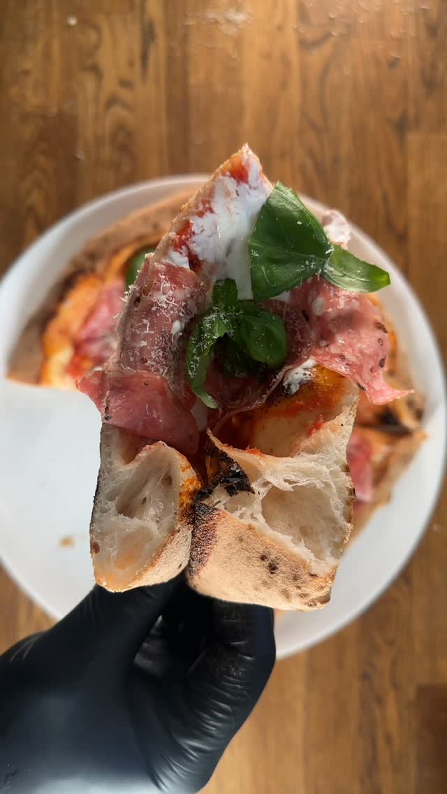 Stracciatella + truffle salami + basil = ✅
#hjemmelagetpizza #napolitanskpizza #pizzashop #pizzashop #pizzalovers #tipo00 #pizzaoppskrift #pizzashopno #neapolitanpizza #pizzarecipe #pizzaelskere