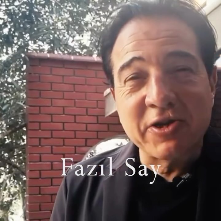 @fazilsayofficial am Dienstag 15. Oktober 2024 um 19.30 Uhr im @casino_bern
Infos und Tickets @ticketmasterch
Fazıl Say setzt sich seit seinem sechsten Lebensjahr jeden Morgen ans Klavier und spielt Bach. «Ich wollte, dass meine Interpretation den einzigartigen Gesang, Tanz und die Geschichte jedes Teils des Stücks vermittelt.»
Die Chance, dieses Kunstwerk in einzigartiger Kombination mit Schuberts grosser B-Dur-Sonate live zu hören, sollte man sich nicht entgehen lassen. Zwei epochale Meisterwerke, zwei sich wunderbar ergänzende Musikwelten.
Video-Quelle: YouTube Fazıl Say plays J.S. Bach: Goldberg Variations, BWV 988: Aria