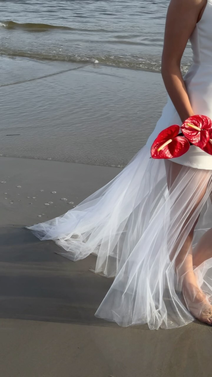 Another shot of this chic statement mini 🤍
Contact if you want one custom made for you!
Dress @brittneypaigecouture
Content @mtl.socials
Makeup @emmelinemakeupartist
Hair @sun.soaked.hair
Jewellery @annestelle_jewellery
Flowers @thebloombarandco
Styling @coeur___studio
Model @ccharlotterees