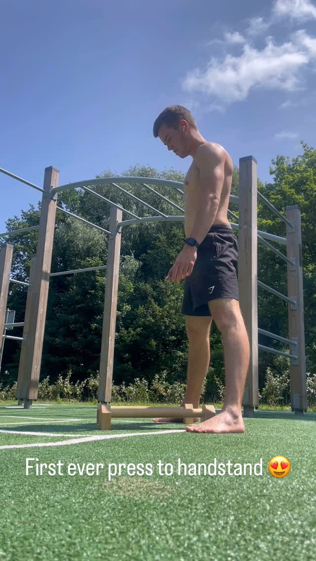 Straight arm handstand pressing has always been really tough for me. A few weeks ago I decided to dedicate one full workout day to the handstand press every week, and also work on my mobility and compression.
Today I did my first ever straddle press to handstand 😍 Incredibly happy, because this has been a goal of mine for the longest time, but never put the effort in to actually achieve it.
Now it’s time to clean it up! 🙏🏼
#handstand #handstandpress #calisthenics #calisthenicsworkout #calisthenicstraining