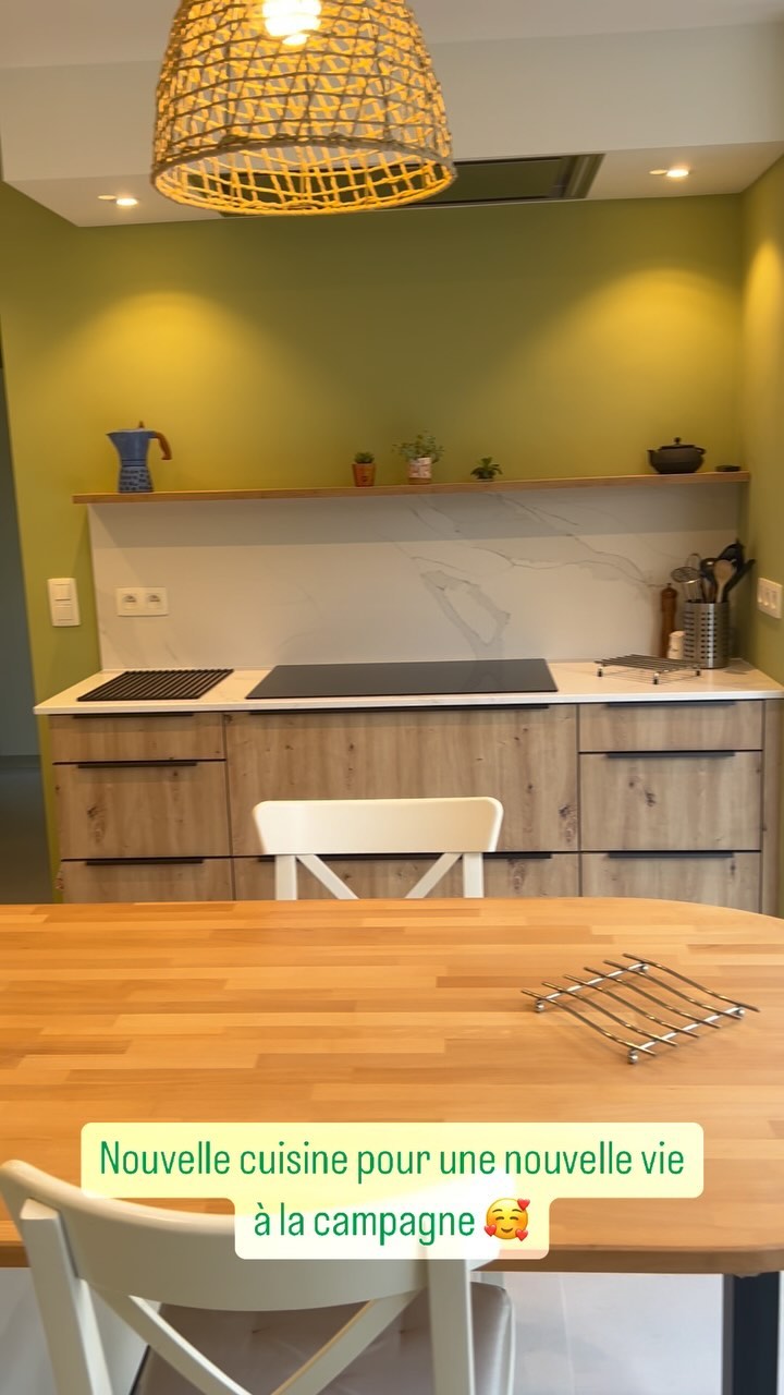 Projet Folx 🏡 : Rénovation de cette cuisine 🍽️
Nous avons transformé cette cuisine sombre en une cuisine lumineuse avec plus de rangements et mieux adapté aux besoins et façon de vivre de mes clients. 🤩
Pièce hyper importante pour ma cliente qui adore cuisiner ! 🥘
Cette cuisine est tourné vers l’extérieur, elle est le prolongement du jardin à l’intérieur. 🌱😍
—-
#maisons #belgique #décoratricedinterieur #entrepreneur #architecteinterieur #architectedinterieur #bienetre #amenagementinterieur #cuisine #conceptioncuisine
