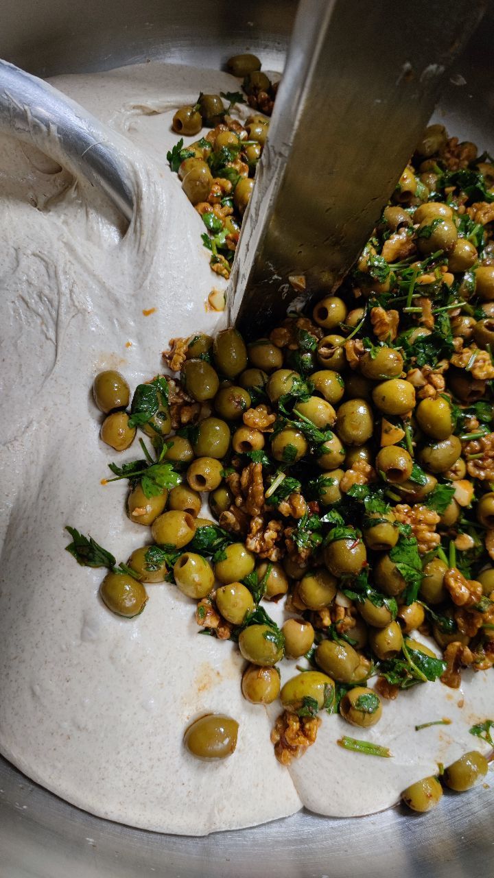🫒 "Persische Olive" 🫒 heißt eines unserer Brote, weil wir unsere Oliven nach persischem Rezept einlegen bevor sie am nächsten Tag 🕖 in den Teig gemischt werden. Der Oliven-Mix ist auch der, der unseren Olivenbroten die vergleichsweise dunklere Farbe verleiht ✨
#sauerteig
#sauerteigbrot
#sourdough
#berlinerbrot
#brotbacken
#brotbackenmachtglücklich
#berlinfood
#berlinfoodie
#berlinfoodguide