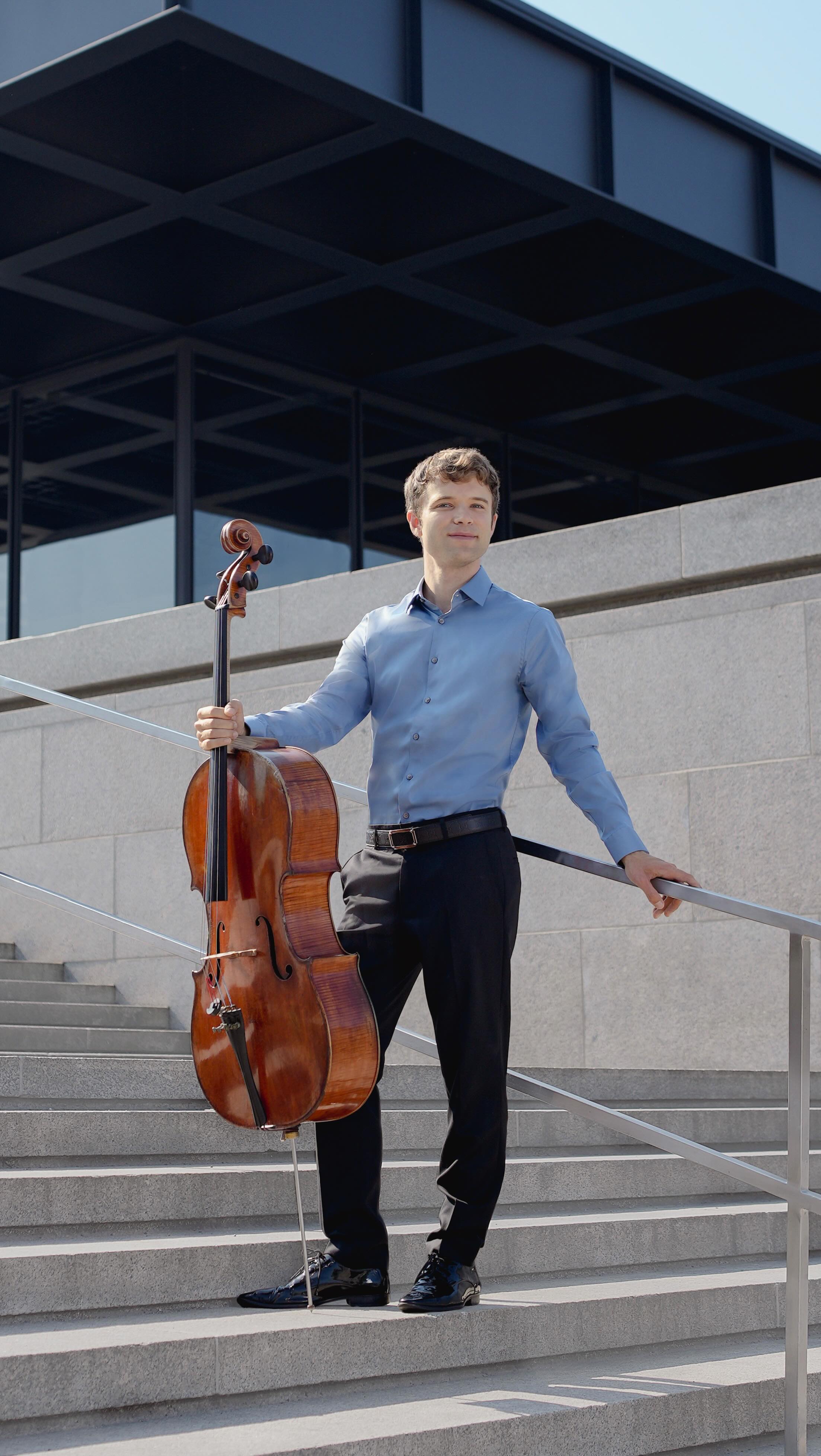 🎻✨ „Sensationell“ – Seen & Heard International (2024)
Wir freuen uns, den international gefeierten Cellisten Rainer Crosett präsentieren zu können! 🌟 Von seinem Debüt in der Wigmore Hall 2019 als erster Amerikaner, der den Pierre Fournier Award gewann, bis zu seinem jüngsten Auftritt mit dem Philharmonia Orchestra of London, sorgt Rainer als Solist und Kammermusiker in Europa und Nordamerika für Aufsehen. 🌍
🎓 Fun Fact: Er ist Harvard-Absolvent mit einem B.A. in Philosophie und begeisterter Langstreckenläufer! 🏃♂️
🎶📅 Sichern Sie sich Tickets (nur 50 verfügbar) für den 23.11.2024 in der Galerie Fabian Lang. Mehr Infos: www.zkmg.ch
#cello #cellist #music #classicalmusic #chambermusic #zurich #kulturzueri
#art