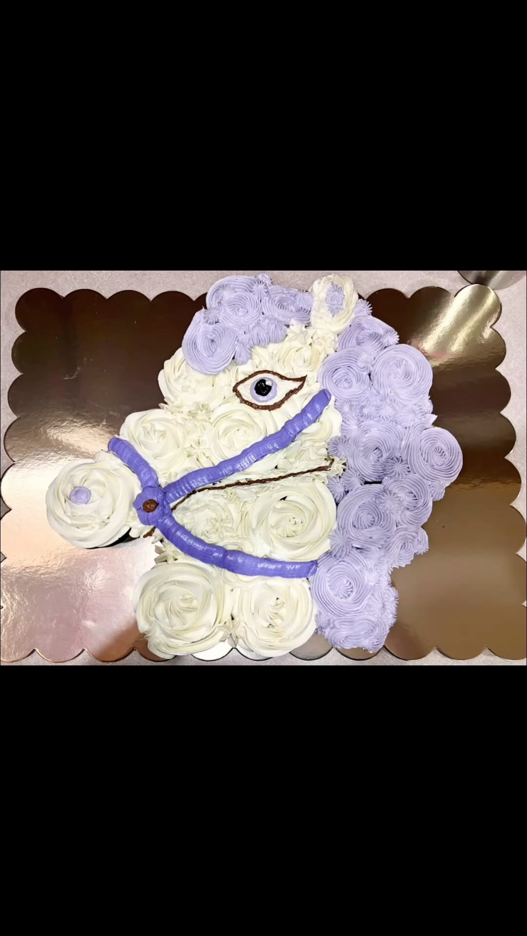 🐎 Horse Cupcake Cake! This turned out so pretty! 😍 #cupcakecake #horsecake #grannysgoodiesbakery