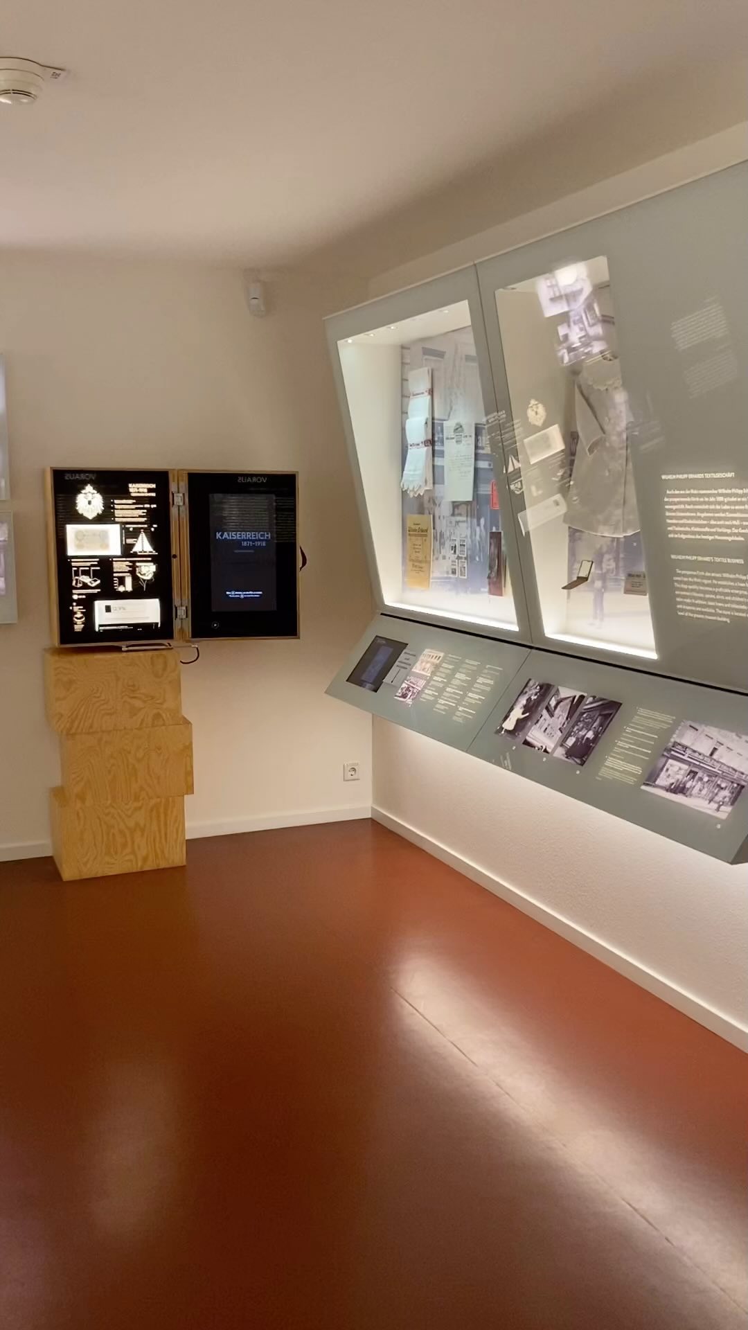 Auf dem Foto erkennt man Ludwig Erhard als Kleinkind um 1914 . Das Kindermäntelchen sollte als Anschauungsobjekt reproduziert werden .
In meiner Werkstatt (www.historische-gewandschneiderei.de) fertigte ich das Kleidungsstück an, dass nun in Erhards Geburtshaus (www.ludwig-erhard-zentrum.de) ausgestellt wird.
#fuerth #fuerth_erleben #historische#historischegewandschneiderei