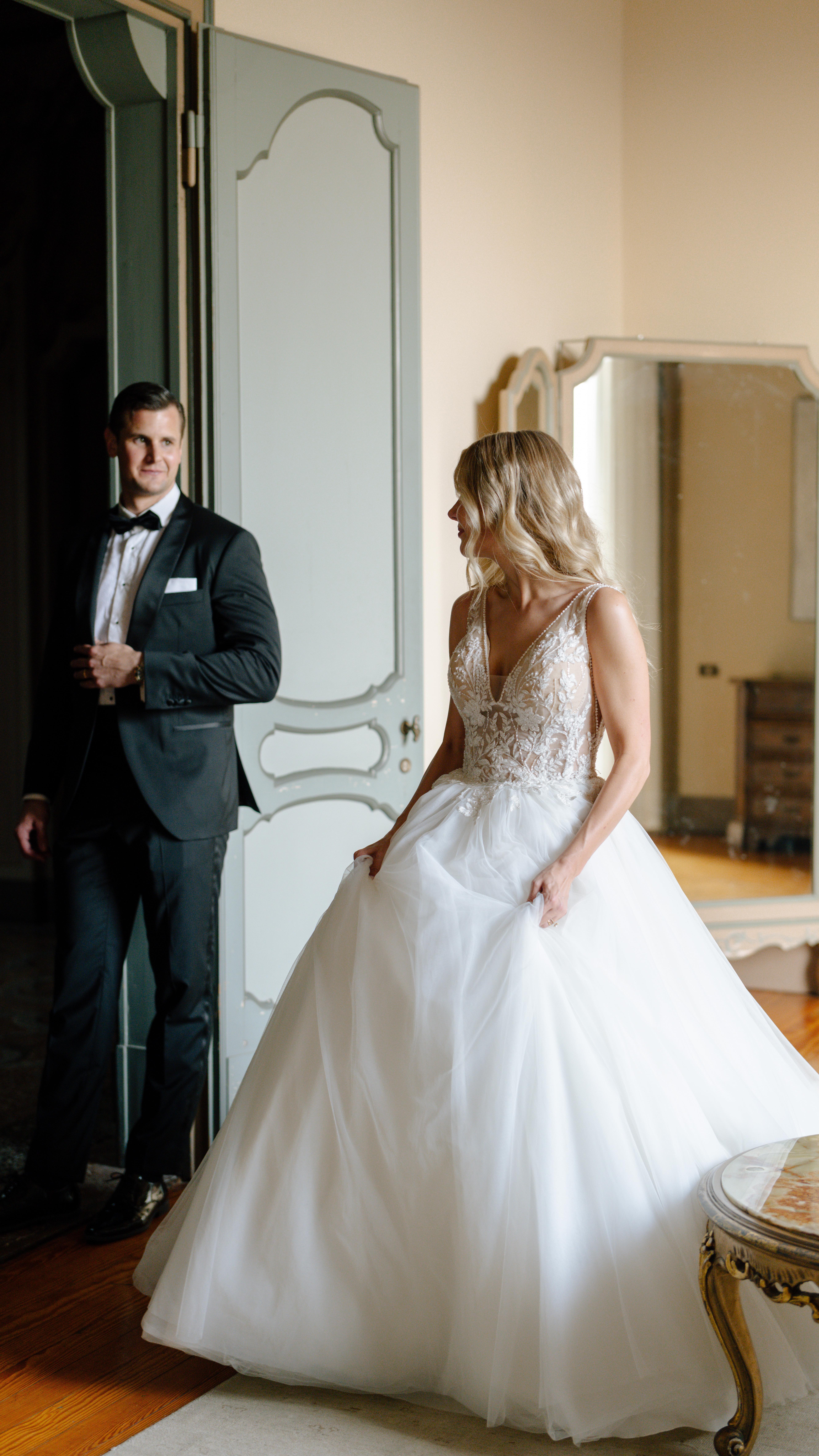 𝐽𝑈𝐿𝐼𝐴 𝐸 𝐿𝐴𝑅𝑆
𝘞𝘦𝘥𝘥𝘪𝘯𝘨 𝘪𝘯 𝘐𝘵𝘢𝘭𝘺 - 𝘝𝘪𝘭𝘭𝘢 𝘌𝘴𝘦𝘯𝘨𝘳𝘪𝘯𝘪 𝘔𝘰𝘯𝘵𝘢𝘭𝘣𝘢𝘯𝘰
Details
Location: @villa_montalbano
Catering: @lanzarotti1967
Video & Photo: @soldanofoto
Flower: @albertomenegardi_flowerdesign
Dj: @djhermanndj
Rings: @cartier
Design: @lments_lucaminelli
***********************************************
#soldanofotografia #soldano #leica #leicasl3 #leicalook #italianweddingstyle #italianweddingplanner #weddingdecor #weddingtime #weddinginspiration #italianweddingphotographer #weddingdetails #weddingdetailshot #weddingphotography #husbandandwife #venuescouting #dressed #milano #varese #svizzera #instalike #weddingreportage #love #matrimoniocom #dress #flower