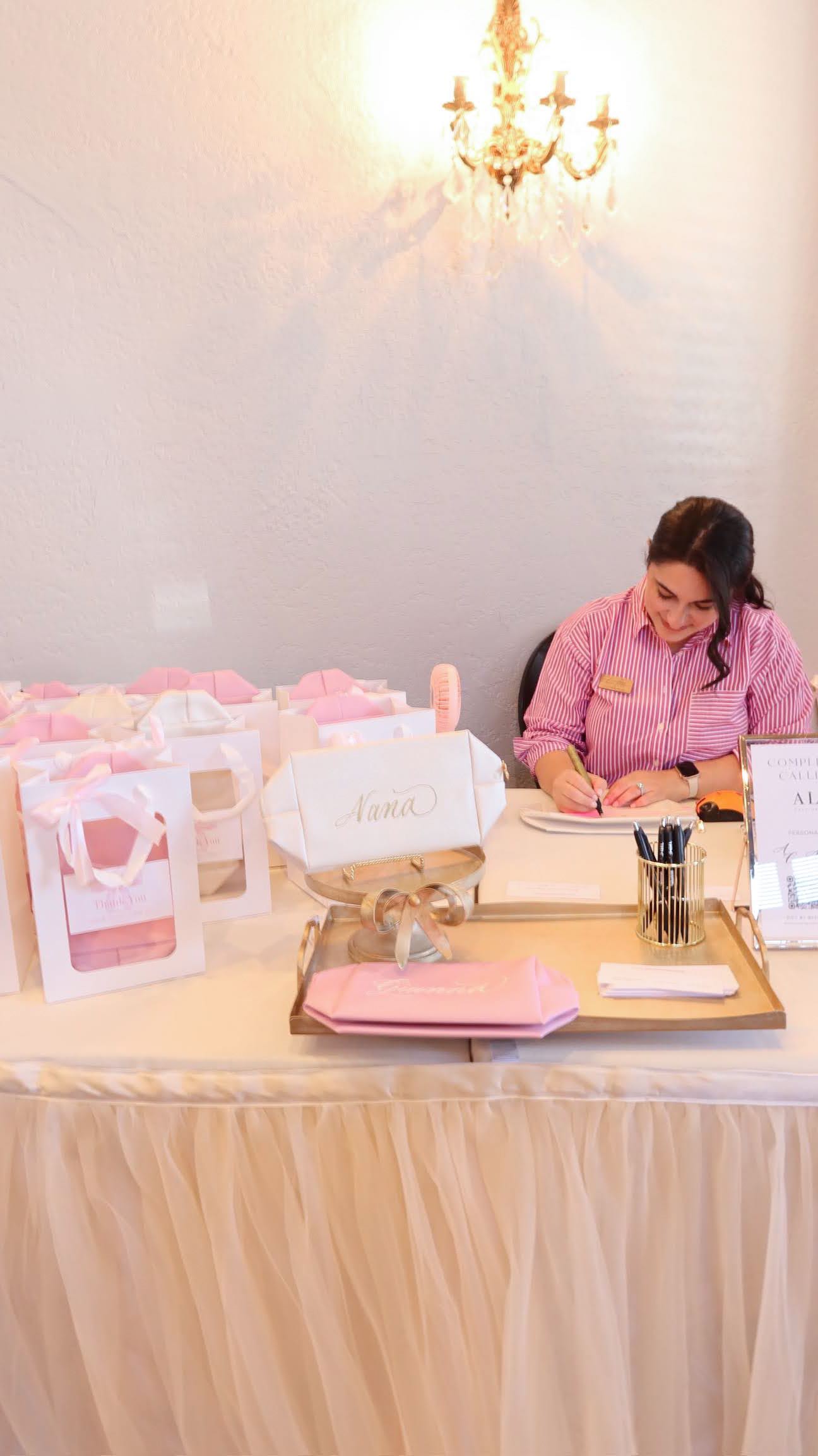 On-site calligraphy creates a personal and interactive experience for your guests, and makes a special celebration that much more memorable 💕
Congratulations to momma to be Gabrielle! I loved spending the day with your family & friends ☺️
#allicatcalligraphy #weddingcalligraphy #livecalligraphy #brandactivations #babyshower #bridalshower #customfavors #onsitecalligraphy #luxuryevents