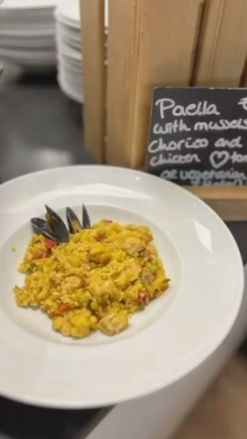 Paella Paella 😍
Afgelopen week werd er bij Seoulfood in Hoofddorp een heerlijke paella klaargemaakt!
Helaas lijkt het vandaag Herfst wanneer je naar buiten kijkt… maar een zomerse paella vibe is altijd goed 🤩
#WeCanteen #Bedrijfscatering #paella #LekkerLunchen #lunchideas