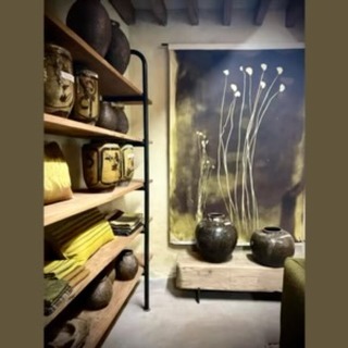 VIP days @ ATMOSPHERE D’AILLEURS qui ouvre son showroom jusqu’à lundi 09 Septembre sur rendez-vous.
Un nouvel espace qui vous invite « comme chez soi » où sont présentées dans un cadre sublimé par @elizabeth_leriche les créations textiles d’Amanda du Plessis pour @evolution_product.Elles répondent par leur histoire, leurs couleurs, et leurs textures aux collections de pièces d’art uniques, héritage sans prix venant d’ailleurs, dénichées par Thierry Grundman au fil de ses voyages.
1500 m2 d’émotions.
Atmosphère d’ailleurs, sera votre interlocuteur pour tout projet d’architecture et de décoration avec les produits EVOLUTION PRODUCT.
Un univers qui partage des valeurs intemporelles…
——-
#atmospheredailleurs #wabisabi
#antiques #wabisabistyle #wabisabiinteriors
#interiordesigners #textile #heritage #vkbpr #evolutionproduct
#vipdays #decoration #homedecor #decor #interior